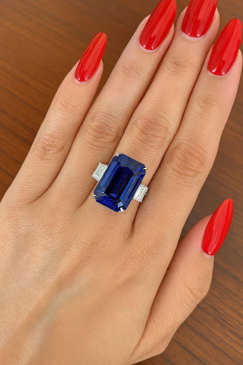 Taglio smeraldo Anello in platino con zaffiro blu di Ceylon e diamante certificato Gübelin da 10,79 carati in vendita