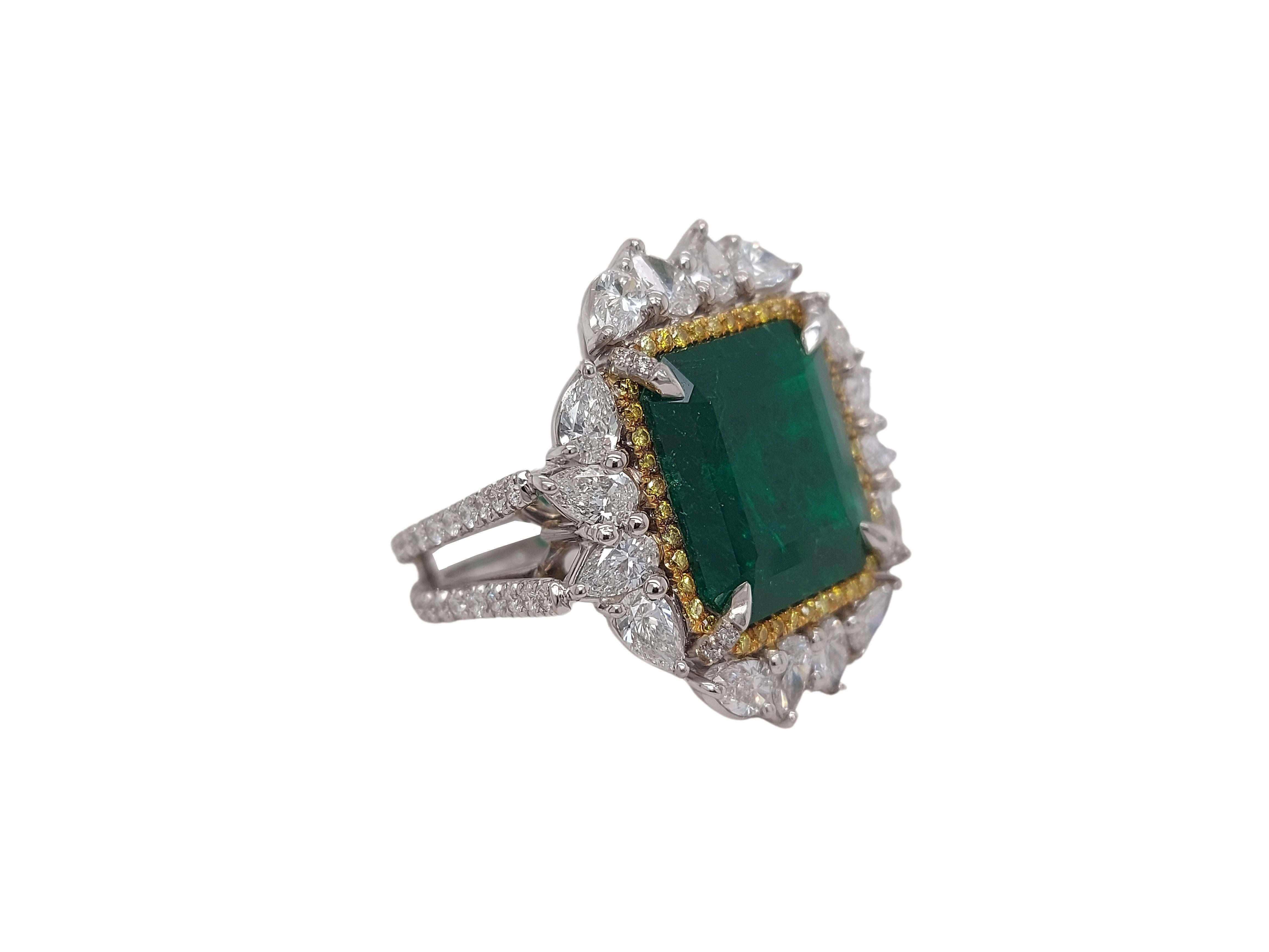 Modern 18kt white gold 11.46c Colombian Emerald Minor, 3.68c Diam, Ring Gubelin Cer For Sale