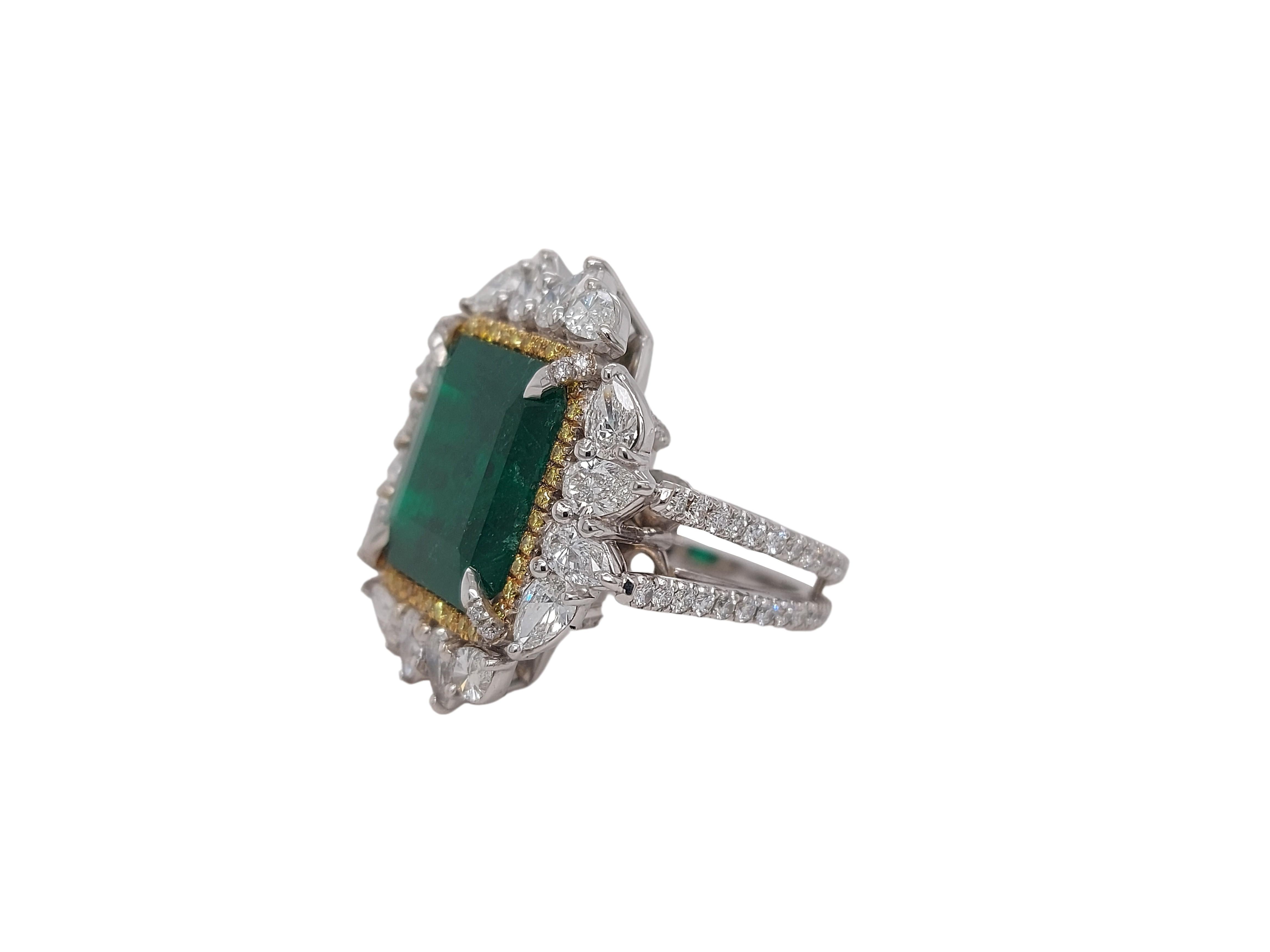 18kt white gold 11.46c Colombian Emerald Minor, 3.68c Diam, Ring Gubelin Cer In New Condition For Sale In Antwerp, BE