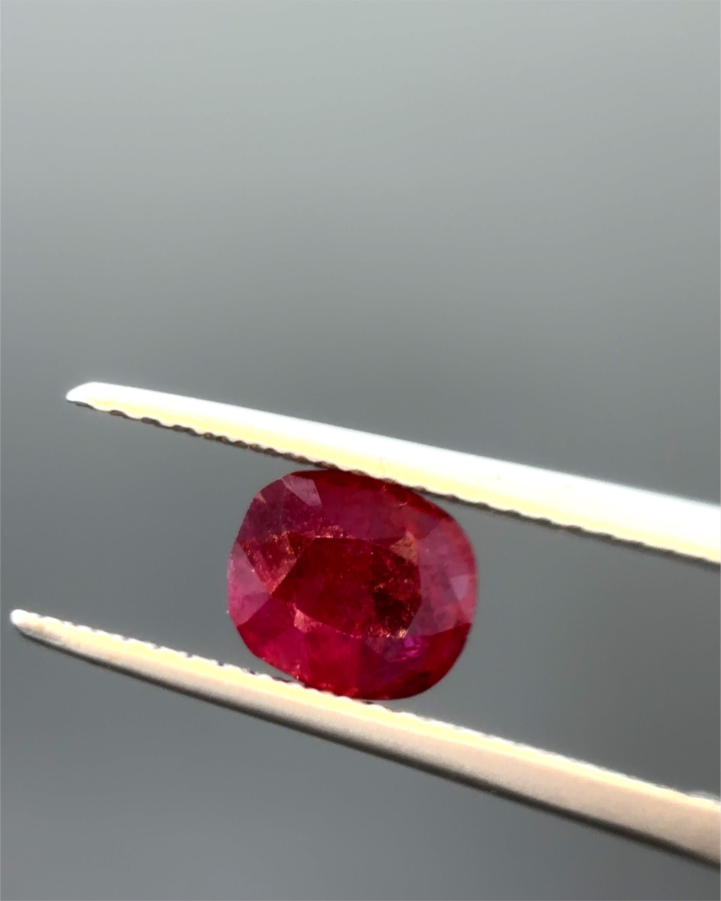 Gubelin Certified 1.13 Carat Burma No Heat Natural Vivid Red Ruby In New Condition For Sale In Kowloon, HK
