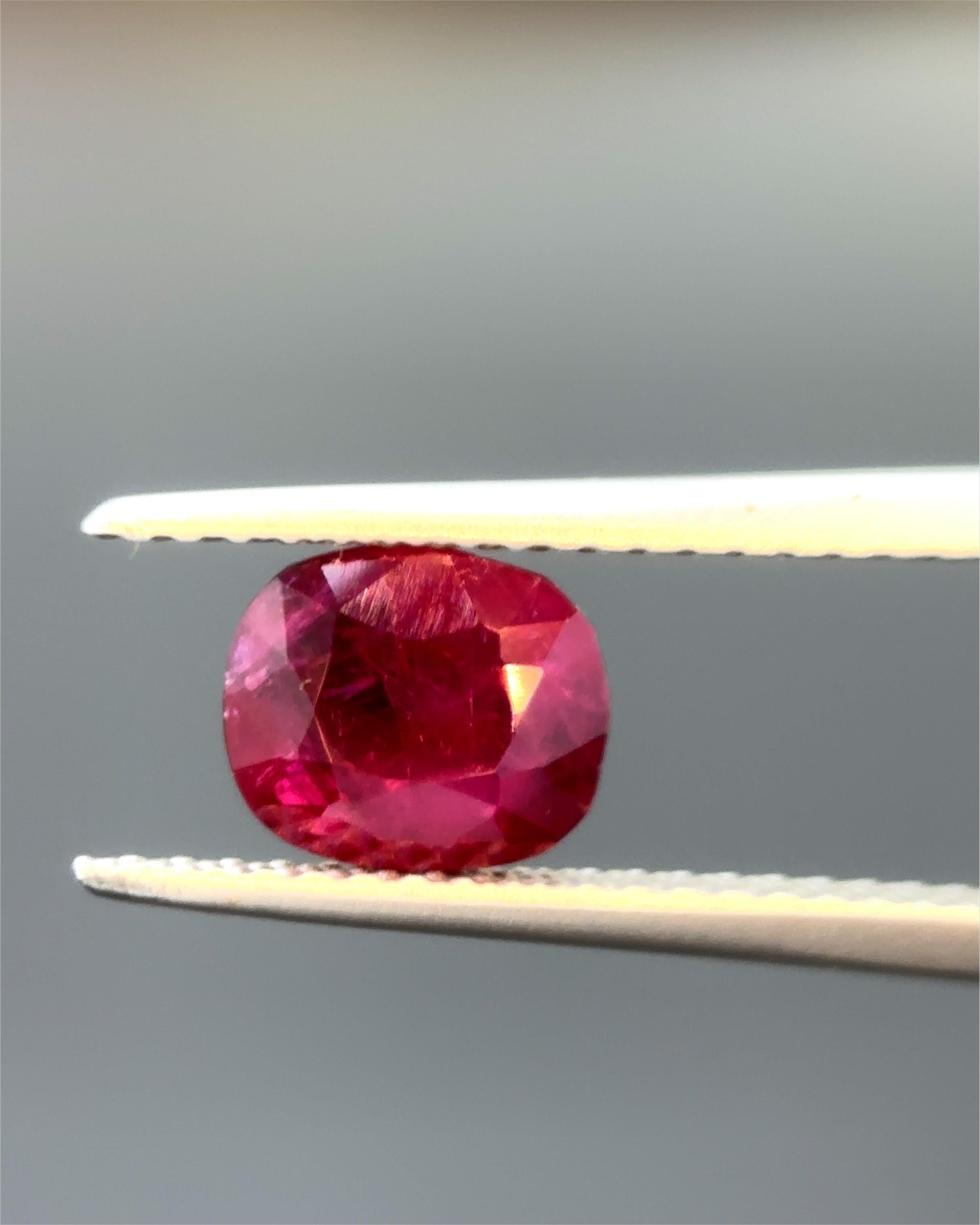 Women's or Men's Gubelin Certified 1.13 Carat Burma No Heat Natural Vivid Red Ruby For Sale