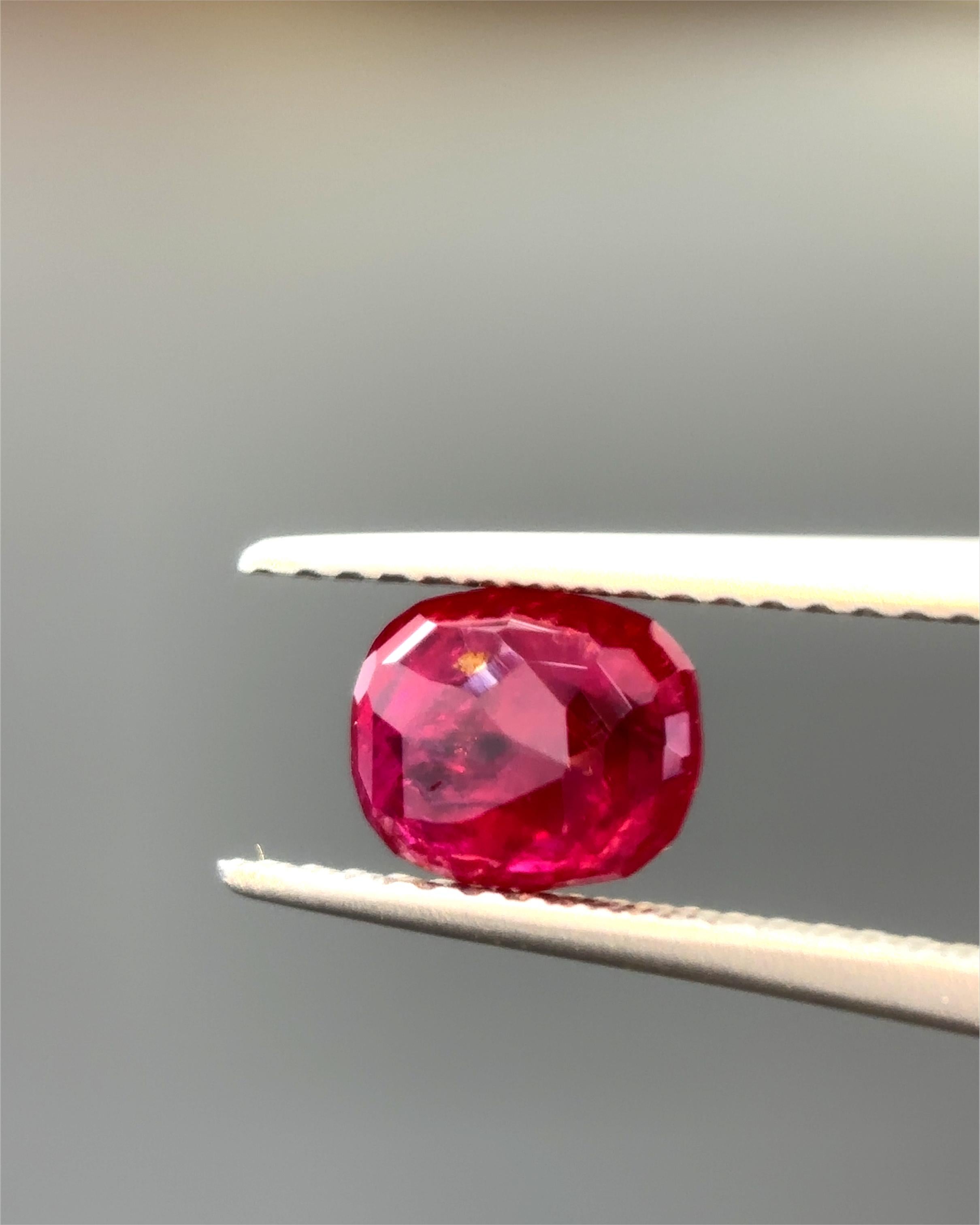 Gubelin Certified 1.13 Carat Burma No Heat Natural Vivid Red Ruby For Sale 2
