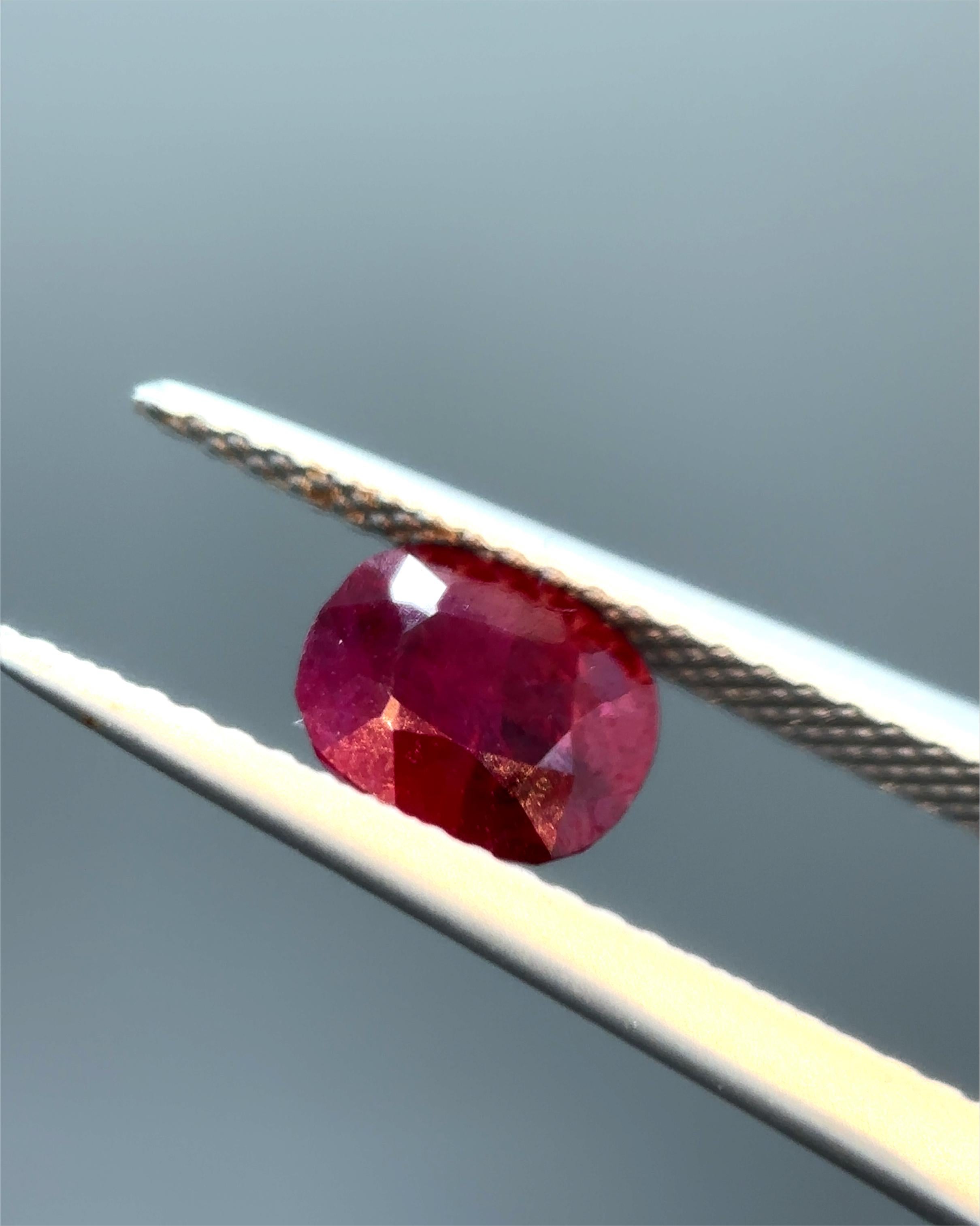 Gubelin Certified 1.13 Carat Burma No Heat Natural Vivid Red Ruby For Sale 3