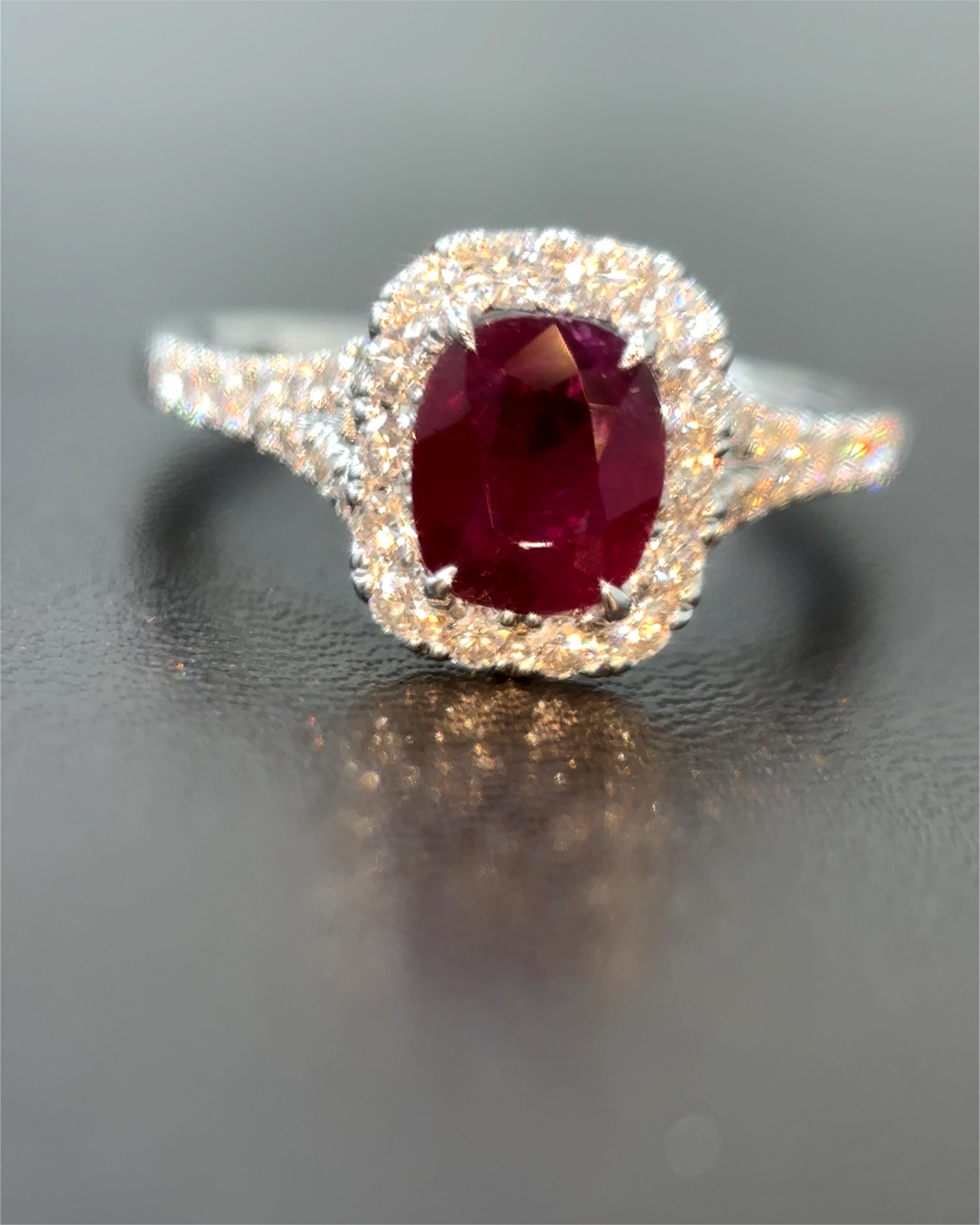 Gubelin Certified 1.13 Carat Burma No Heat Ruby White Diamond 18K Gold Ring In New Condition For Sale In Kowloon, HK