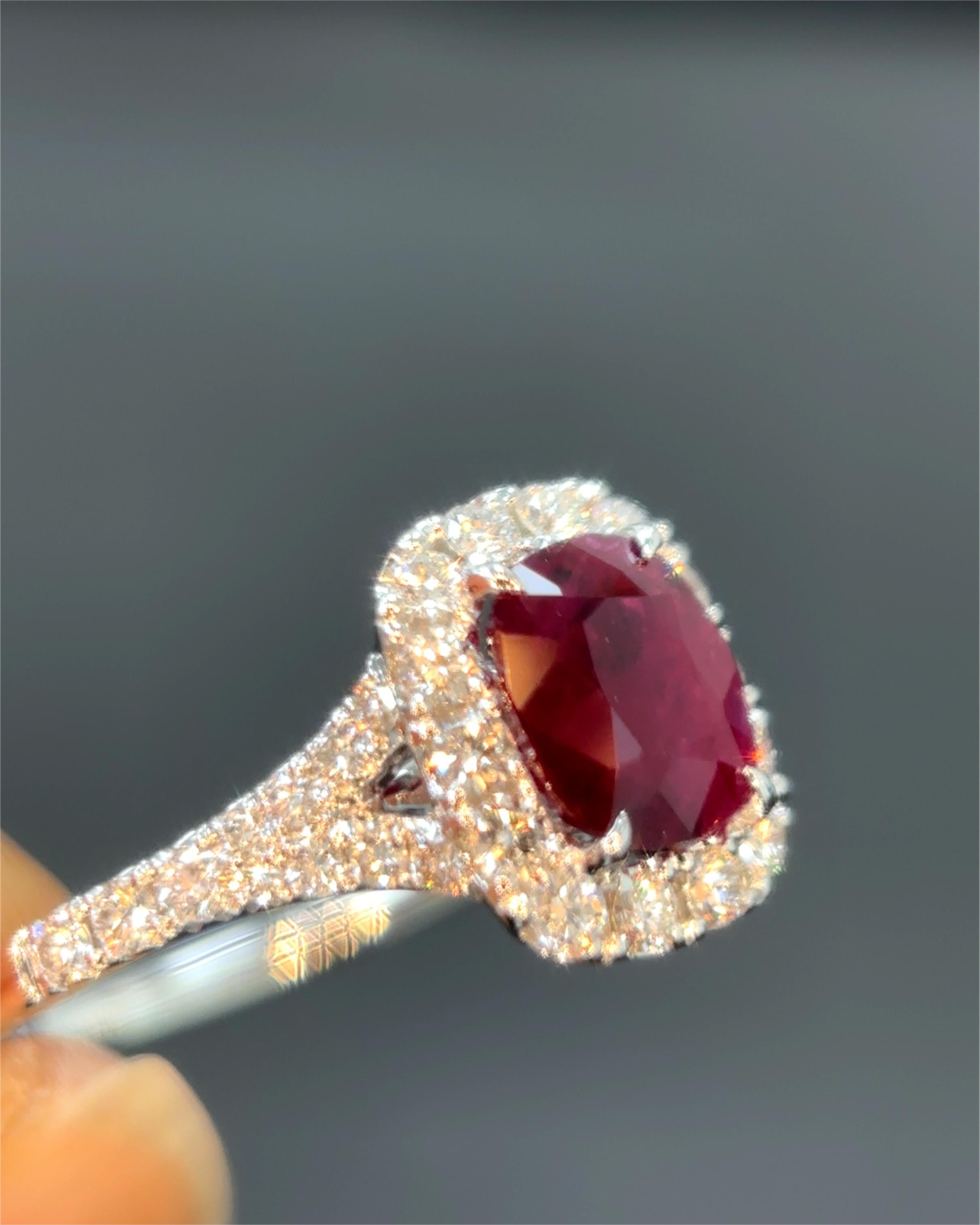 Gubelin Certified 1.13 Carat Burma No Heat Ruby White Diamond 18K Gold Ring For Sale 2
