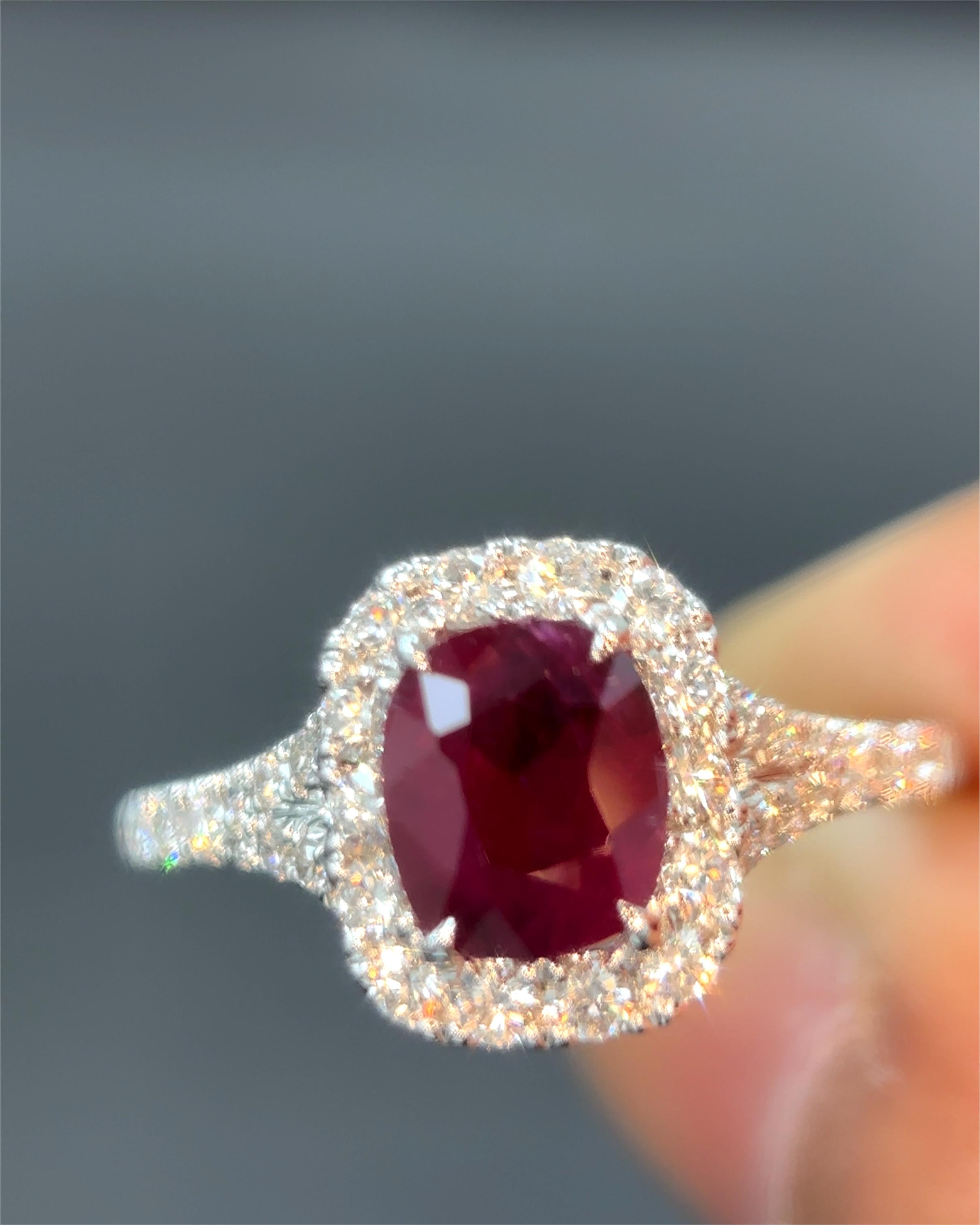 Gubelin Certified 1.13 Carat Burma No Heat Ruby White Diamond 18K Gold Ring For Sale 3