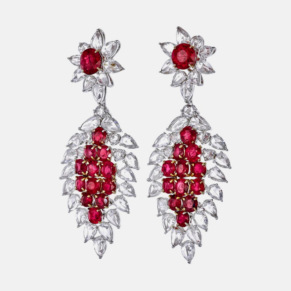 Gli eleganti orecchini con rubino birmano e diamanti di REWA jewels sono realizzati a mano in oro bianco 18 carati.

Ha 2 pezzi centrali di rubini Burma No Heat di colore sangue di piccione del peso di circa 2,16 carati e 24 pezzi di rubini di forma