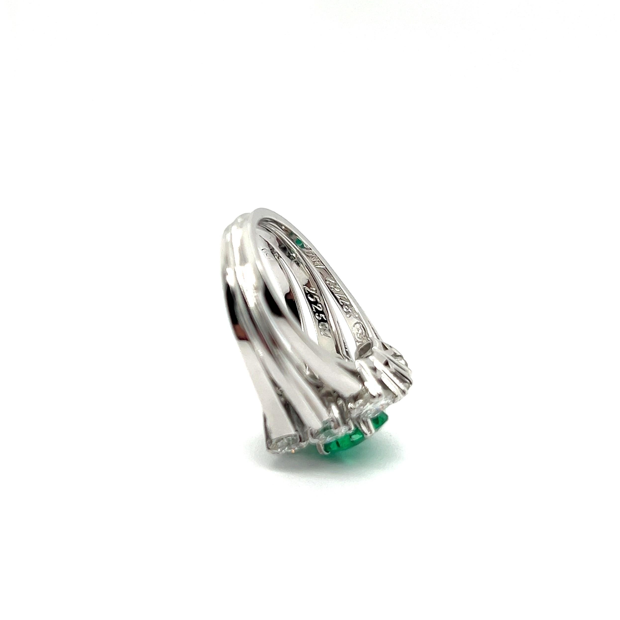 Gübelin Certified 1.33 Carat Colombian Emeralad Ring with Diamonds in Palladium For Sale 6