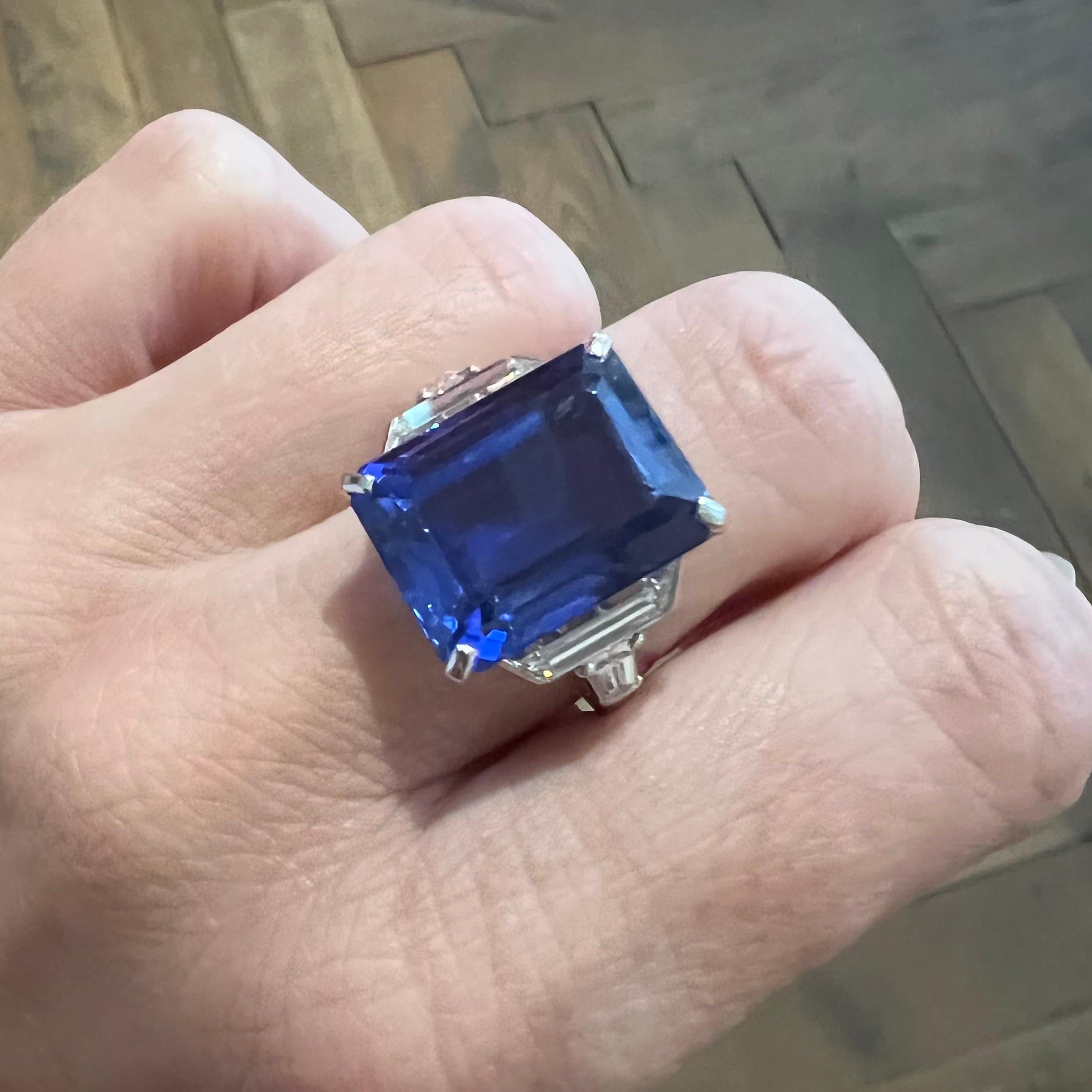 Gubelin Certified 16.50 Carat Ceylon Sapphire and Diamond Solitaire Ring  In Good Condition In Zurich, CH