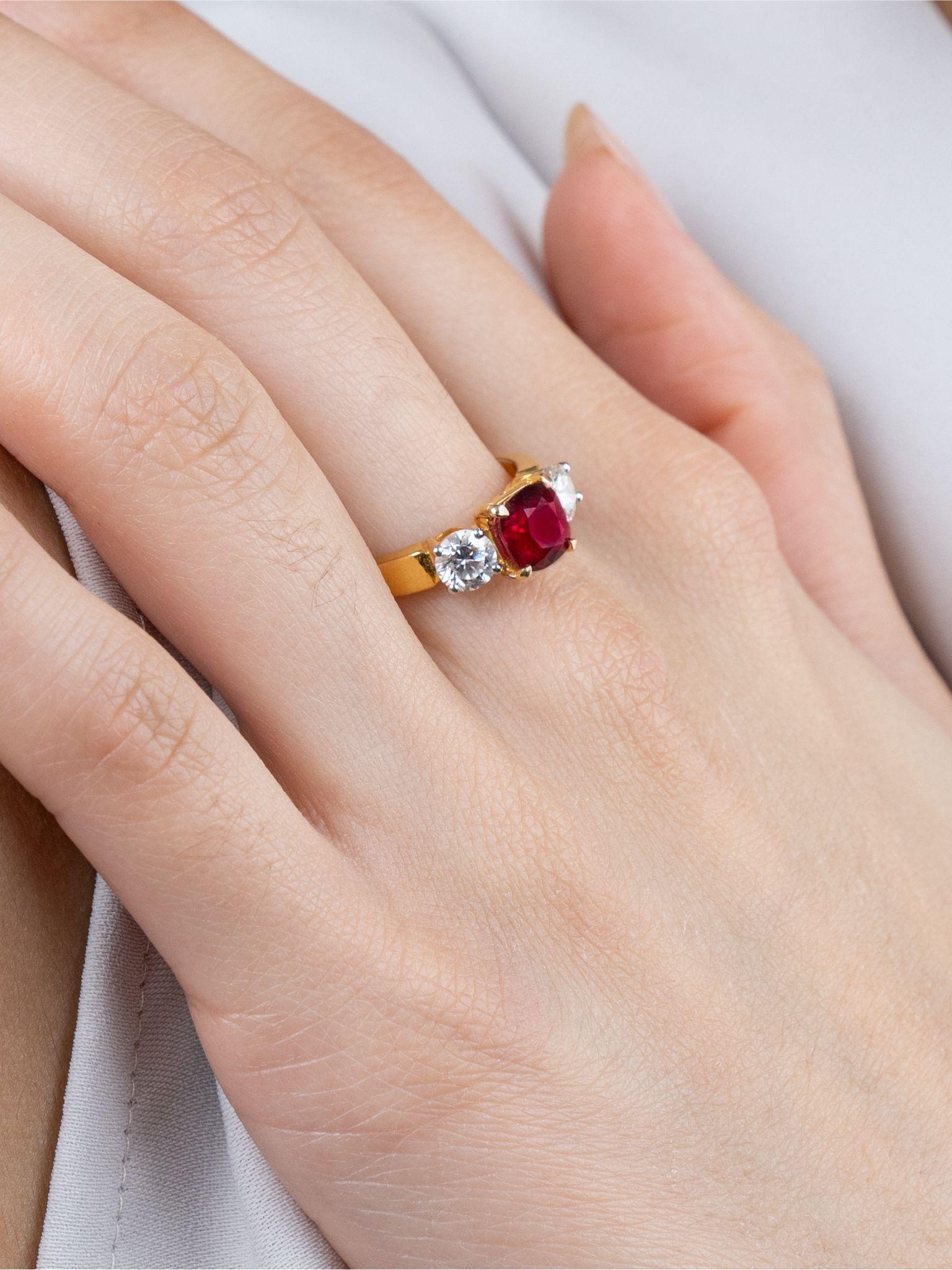 Bague en rubis de sang de pigeon birman non chauffé et diamants certifiés Gubelin de 1.72 carat Pour femmes en vente