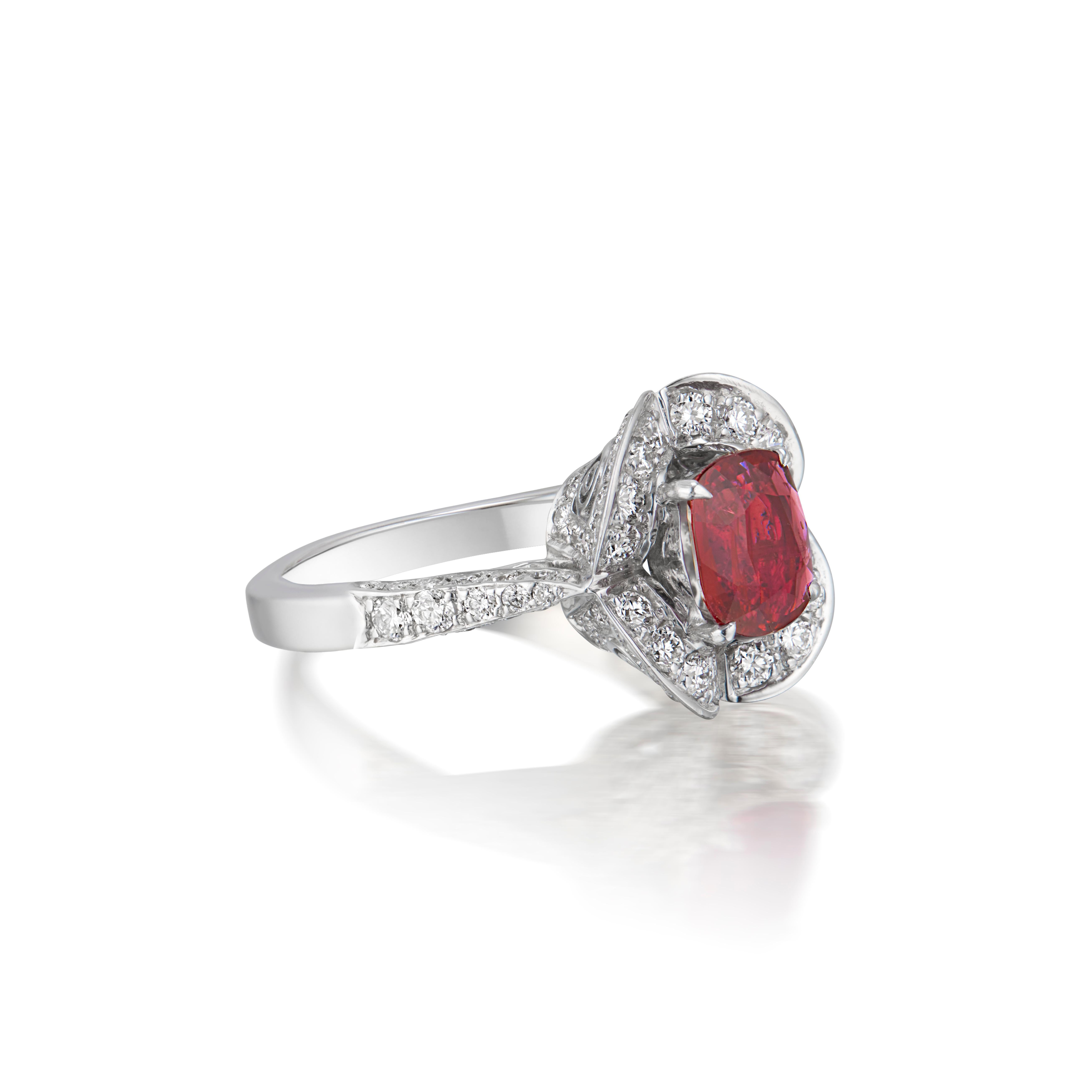 Taille coussin Bague en diamants et rubis de Birmanie certifié Gubelin de 1,97 carat, sans chaleur en vente