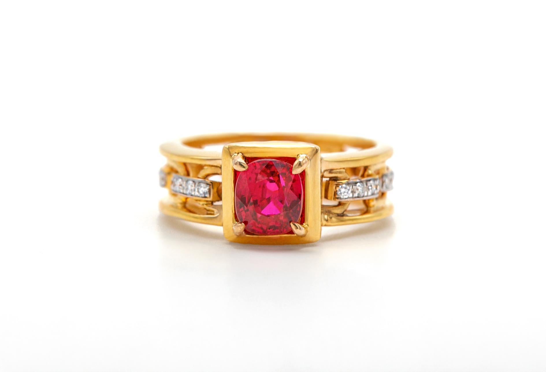 18K YELLOW GOLD 
16 DIAMONDS   0.13 CARATS
1 NO-HEAT BURMESE RUBY  2.06 CARATS
GUBELIN LAB CERTIFIED  RED

This exquisite ring combines the timeless allure of a classic chain with the extraordinary red hue of a Burmese ruby. With understated