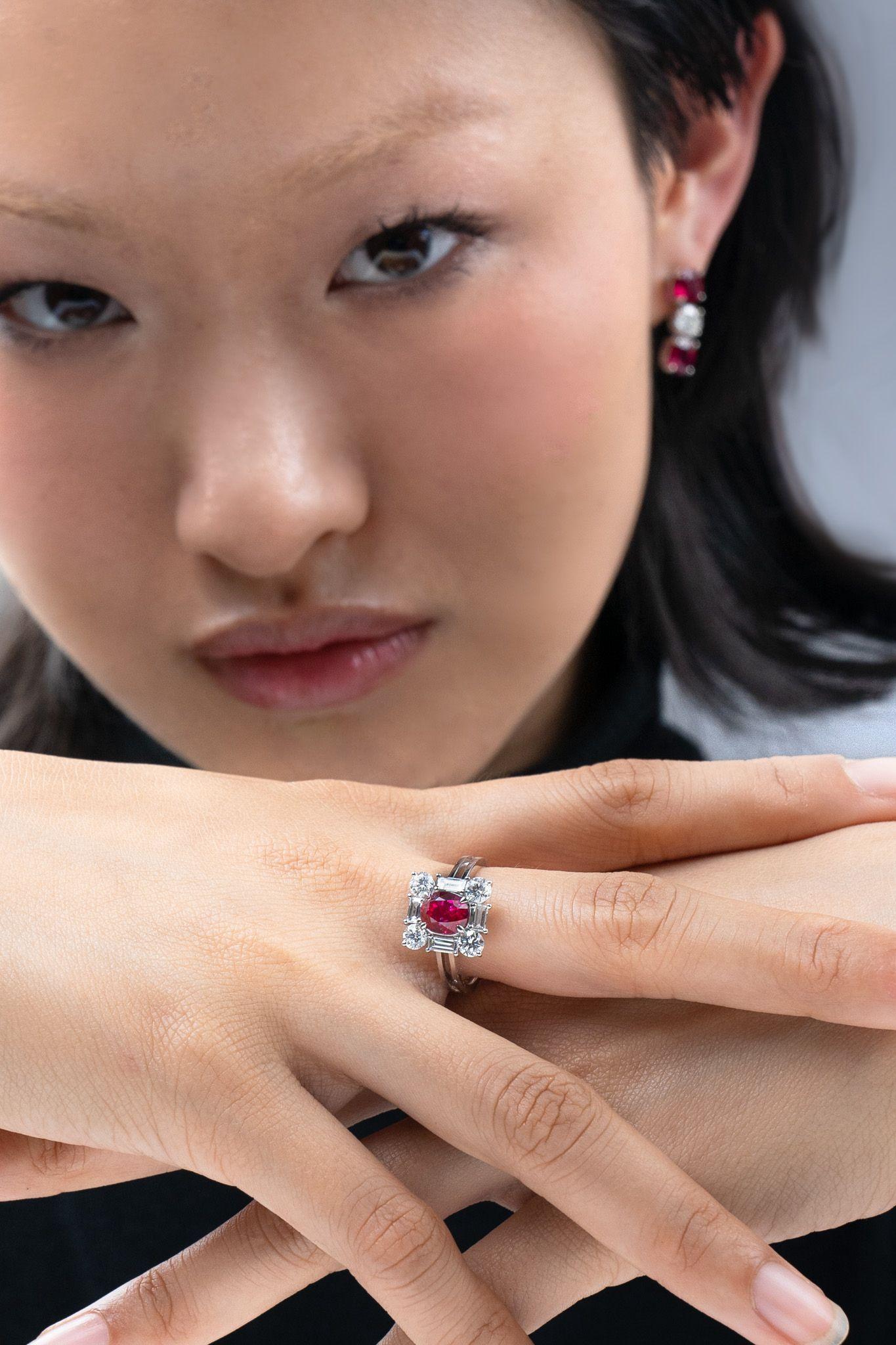 Gubelin Certified 2.13 Carat Burmese Ruby and Diamond Cocktail Ring In New Condition For Sale In New York, NY