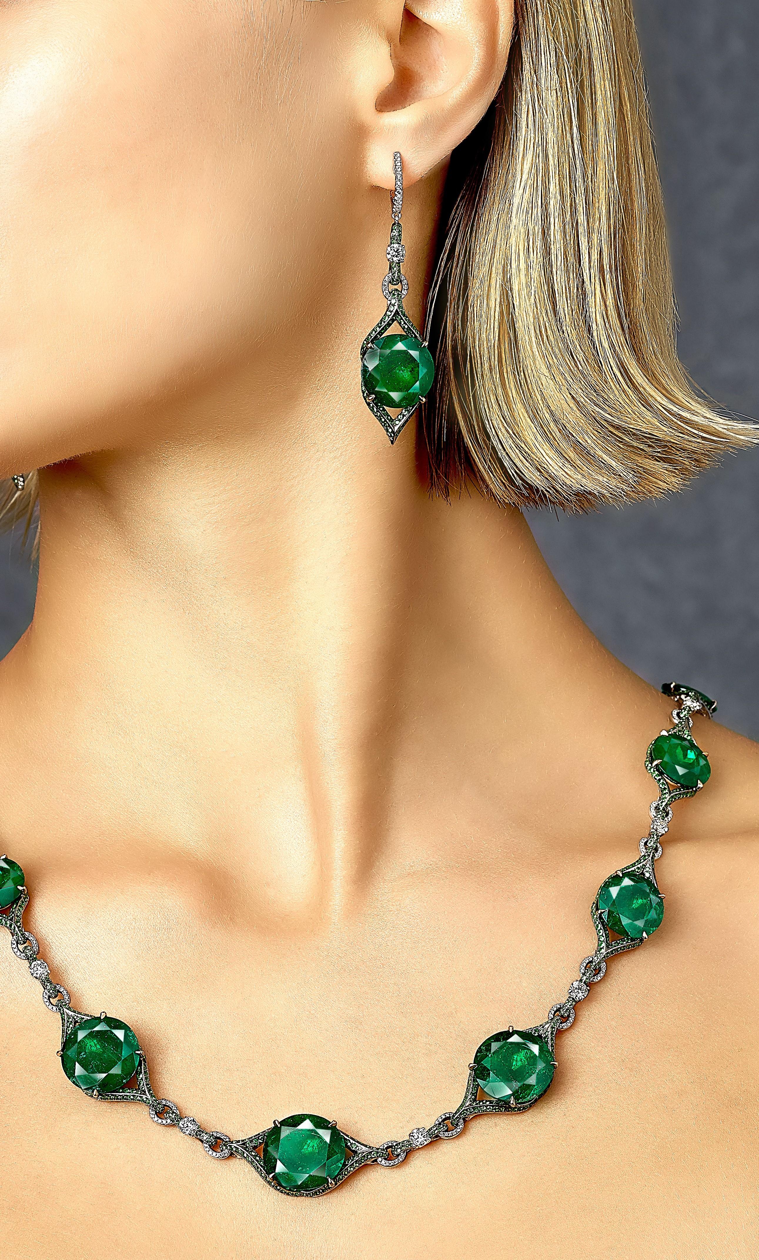 Vihari Jewels created these captivating Colombian Emerald earrings featuring a 7.93 carat (Gubelin Certificate Report #18031124) and a 8.62 carat (Gubelin Certificate Report #18031116) emeralds. The emeralds are vivid green in coloration and are
