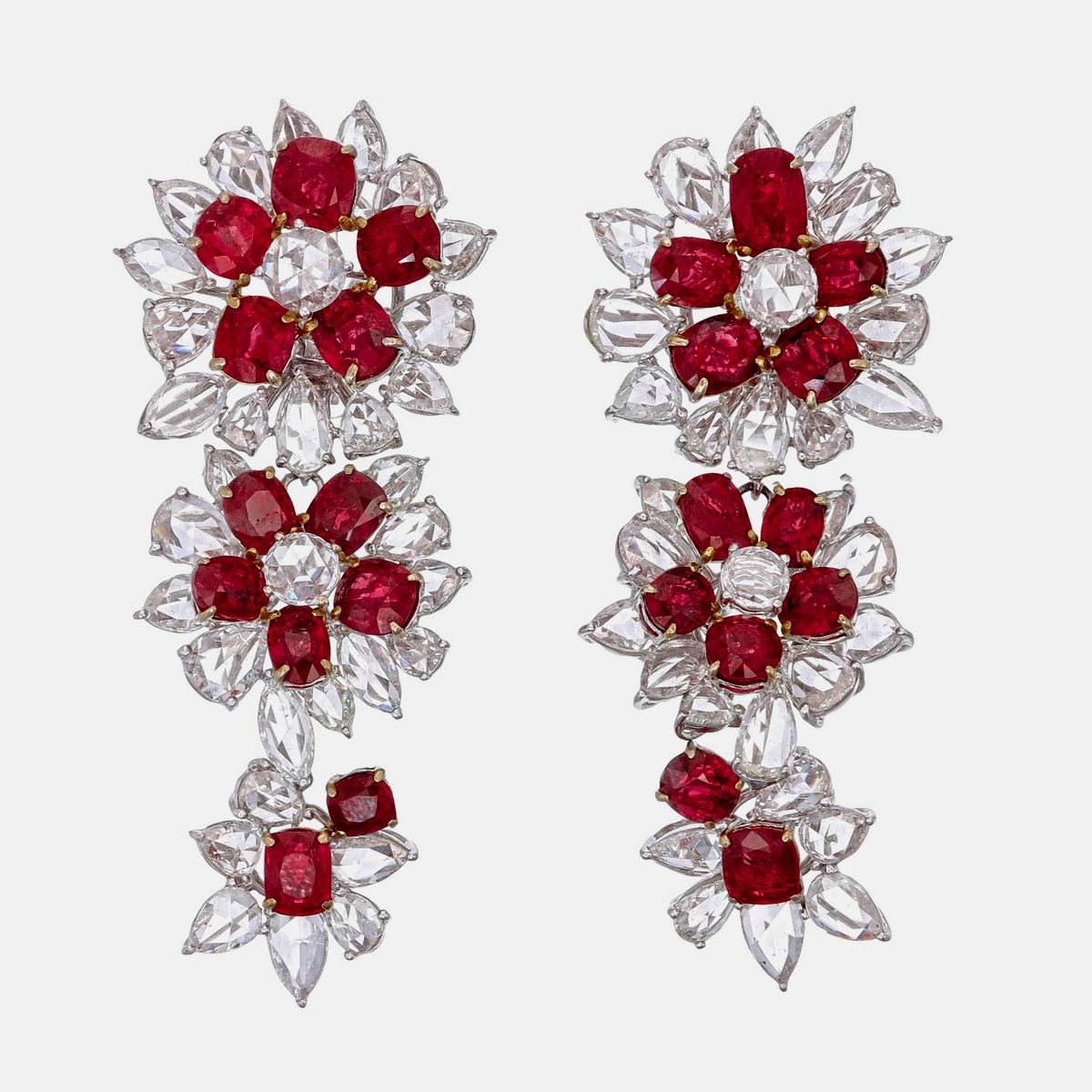 Gli eleganti orecchini con rubino birmano e diamanti di REWA jewels sono realizzati a mano in oro bianco 18 carati.

Ha 24 pezzi di rubini Burma No Heat tagliati a cuscino, alcuni dei quali di colore sangue di piccione, per un peso di 24,01 carati