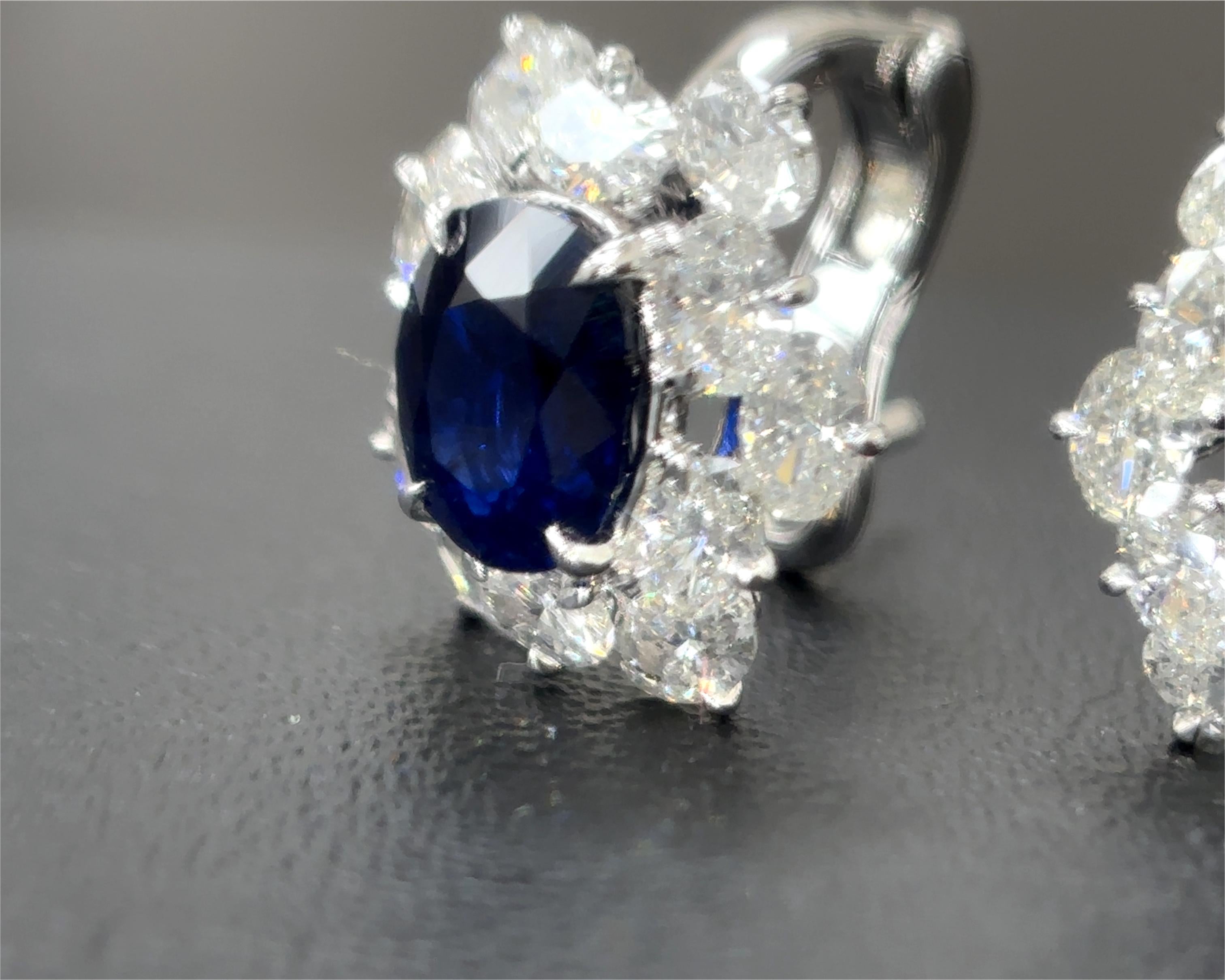 Questi orecchini con zaffiri e diamanti di Burma senza calore da 2,51 carati, certificati Gübelin, sono una straordinaria confluenza di rarità, maestria e qualità da investimento.  

Ogni orecchino è centrato da uno zaffiro birmano non riscaldato