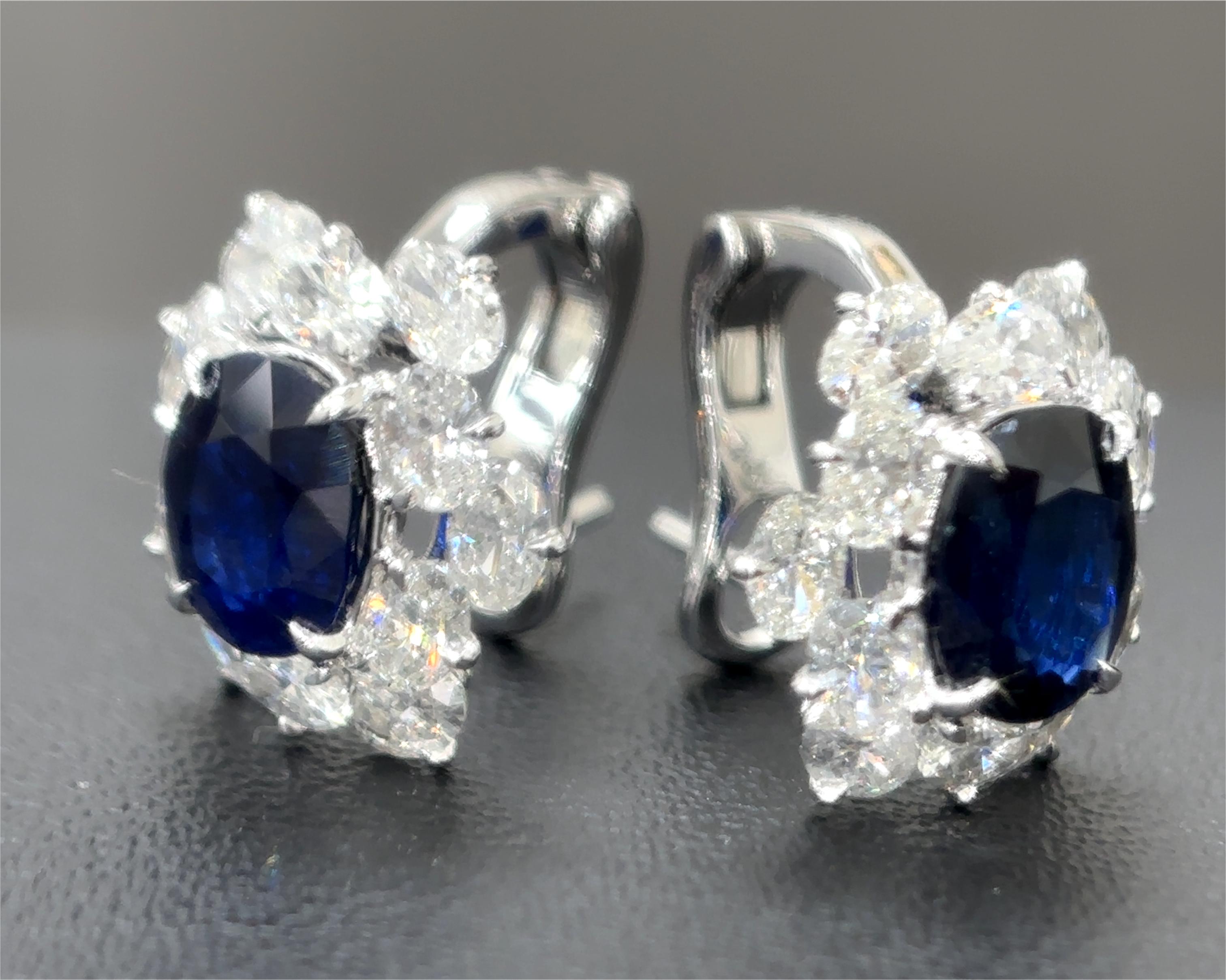 Orecchini con diamanti bianchi e zaffiro blu di Birmania senza calore certificati da 2,51 carati Gubelin In condizioni Nuovo in vendita a Kowloon, HK