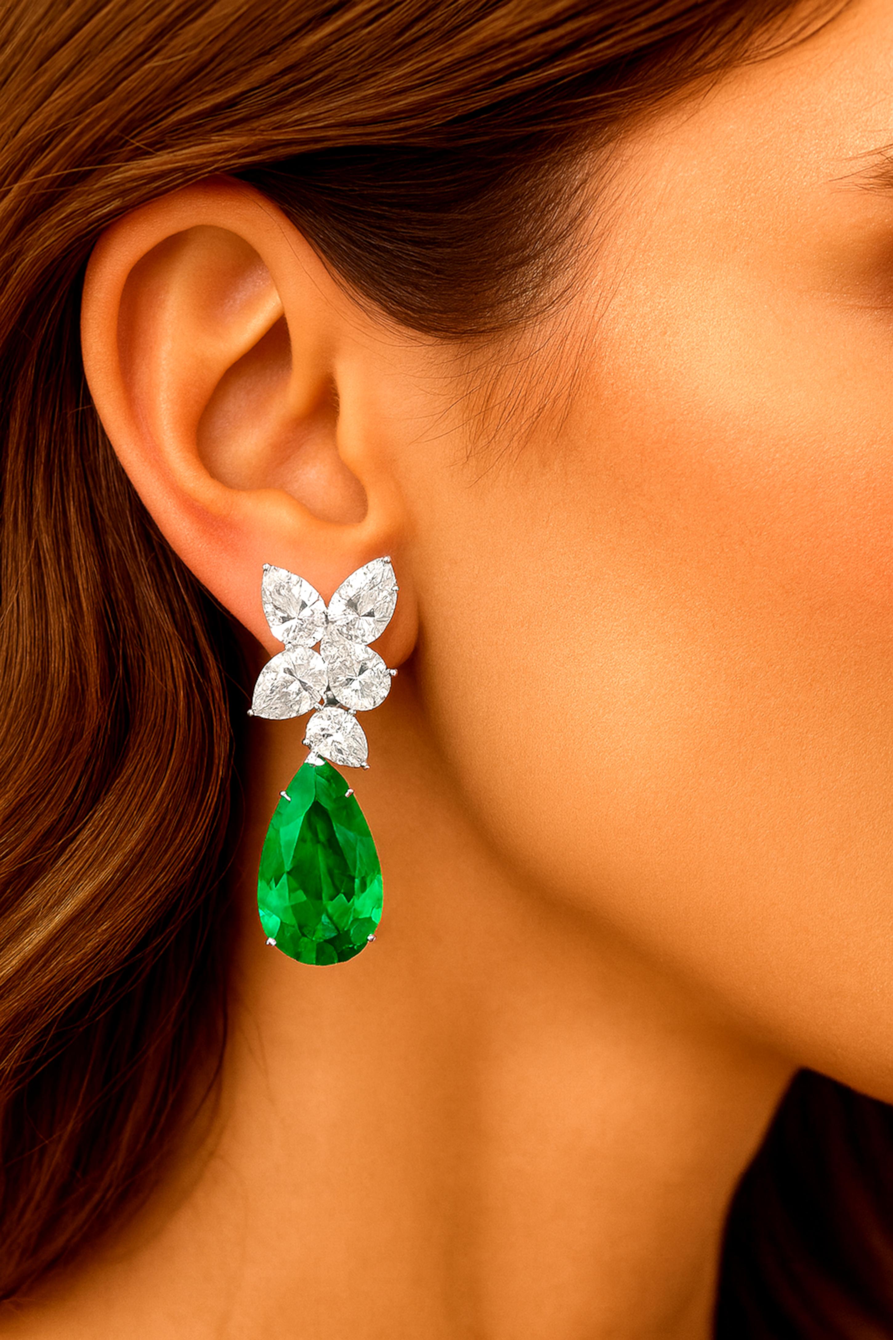 Taille poire Gübelin Certified 27.34 Carat Colombian Pear-Shaped Emerald Earrings en vente