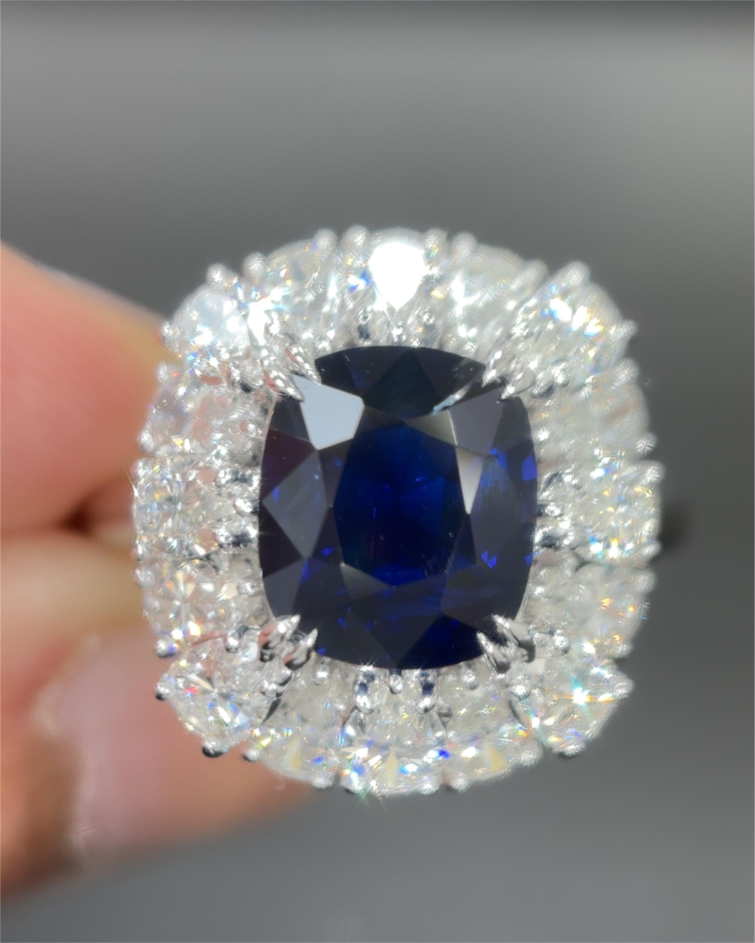 Cette bague exquise met en valeur un saphir birman sans chaleur de 3.19 carats certifié par Gubelin, une pierre précieuse d'une rareté et d'un prestige extraordinaires. Sertie en platine et entourée d'un halo scintillant de diamants de taille mixte,