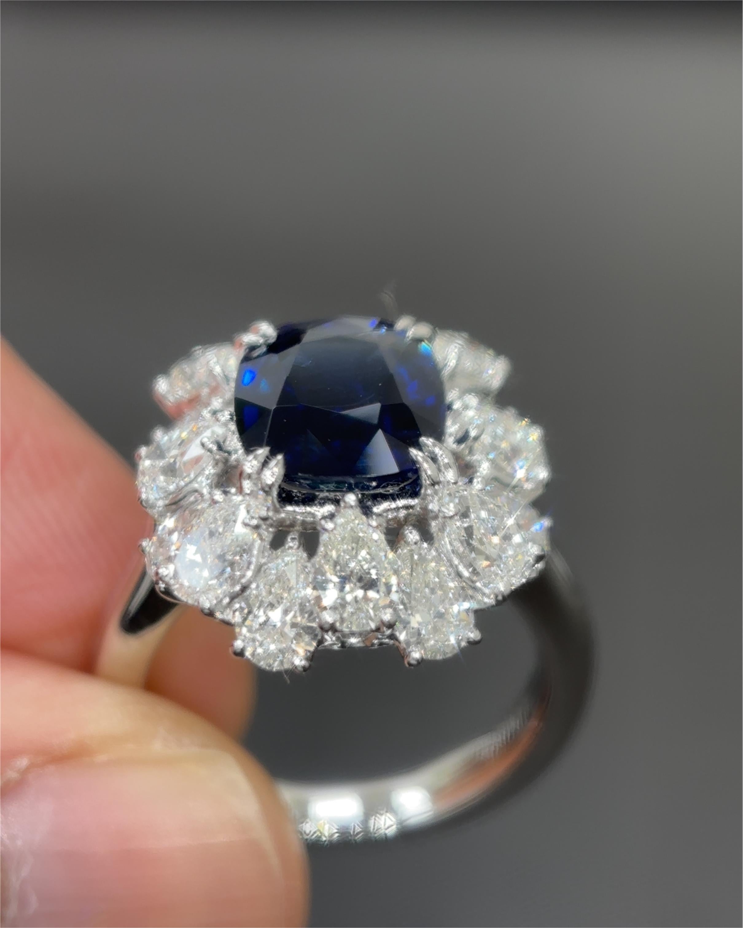 Bague en platine avec saphir bleu certifié Gubelin de 3,19 carats, sans chaleur Unisexe en vente