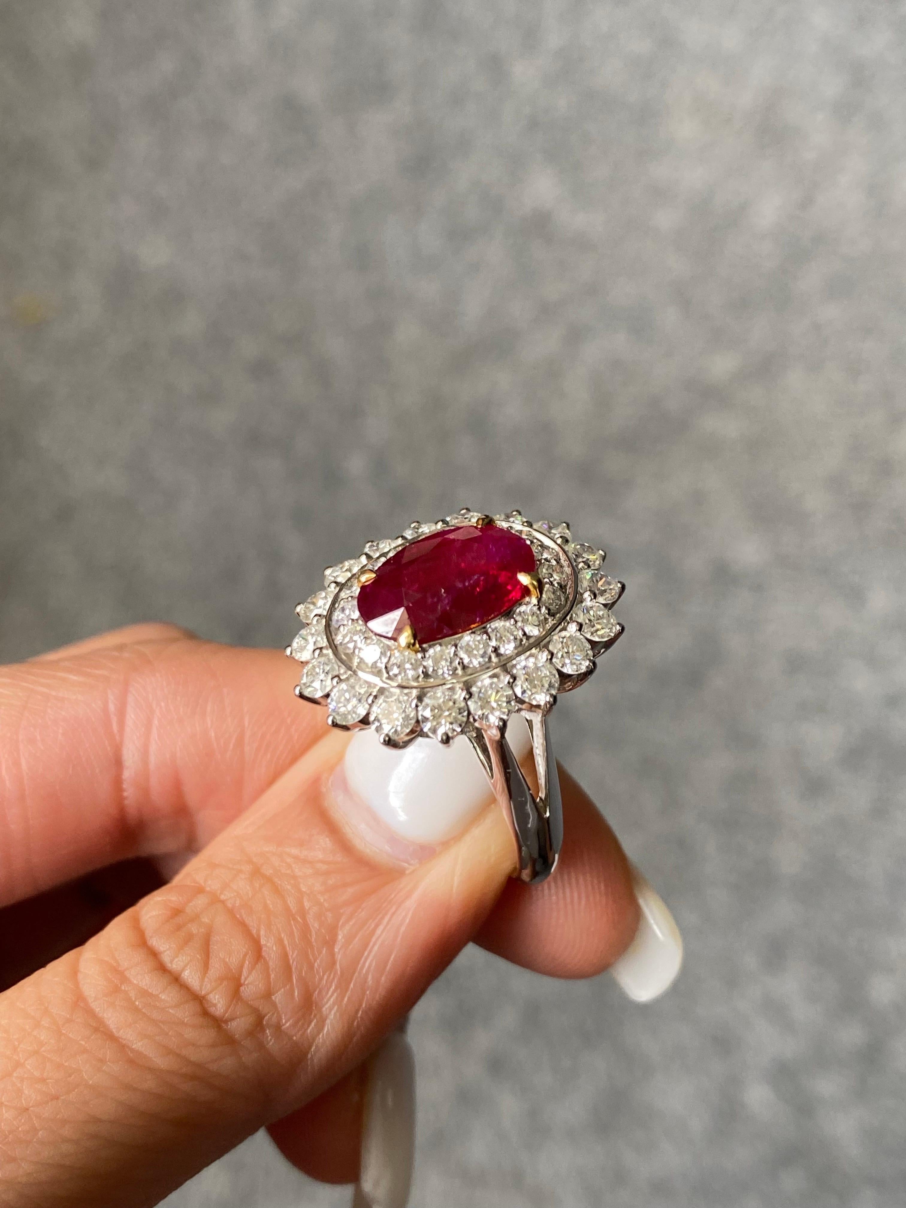 Ein atemberaubender, nicht erhitzter, nicht behandelter, transparenter burmesischer Rubinring mit Zacken aus Gelbgold, umgeben von weißen Diamanten im Brillantschliff, montiert auf 18 Karat Weißgold. Es ist ein einzigartiger Ring, der mit einem