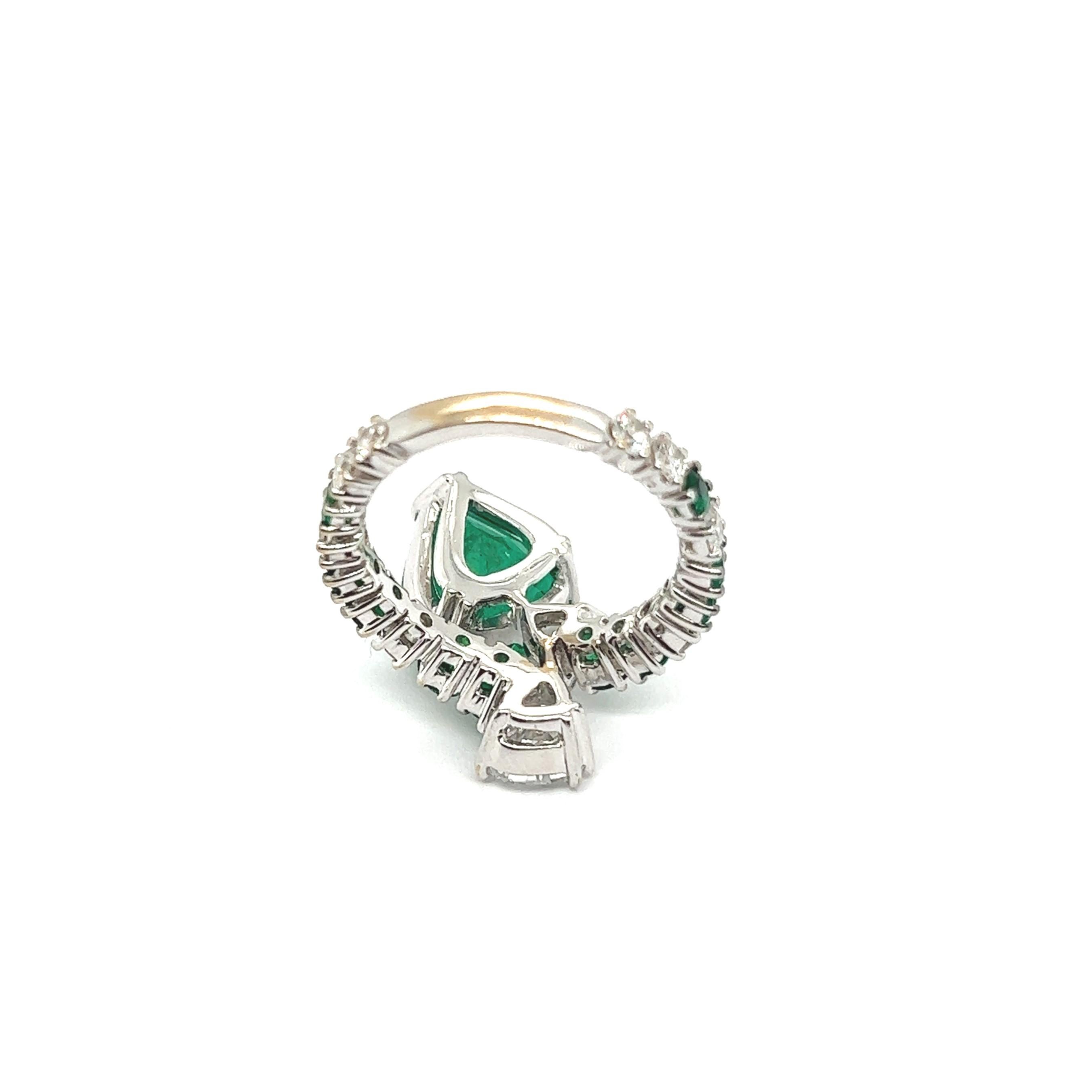 Women's or Men's Gübelin Certified 4.20 Carat Emerald Ring with Diamonds in 18 Karat White Gold For Sale
