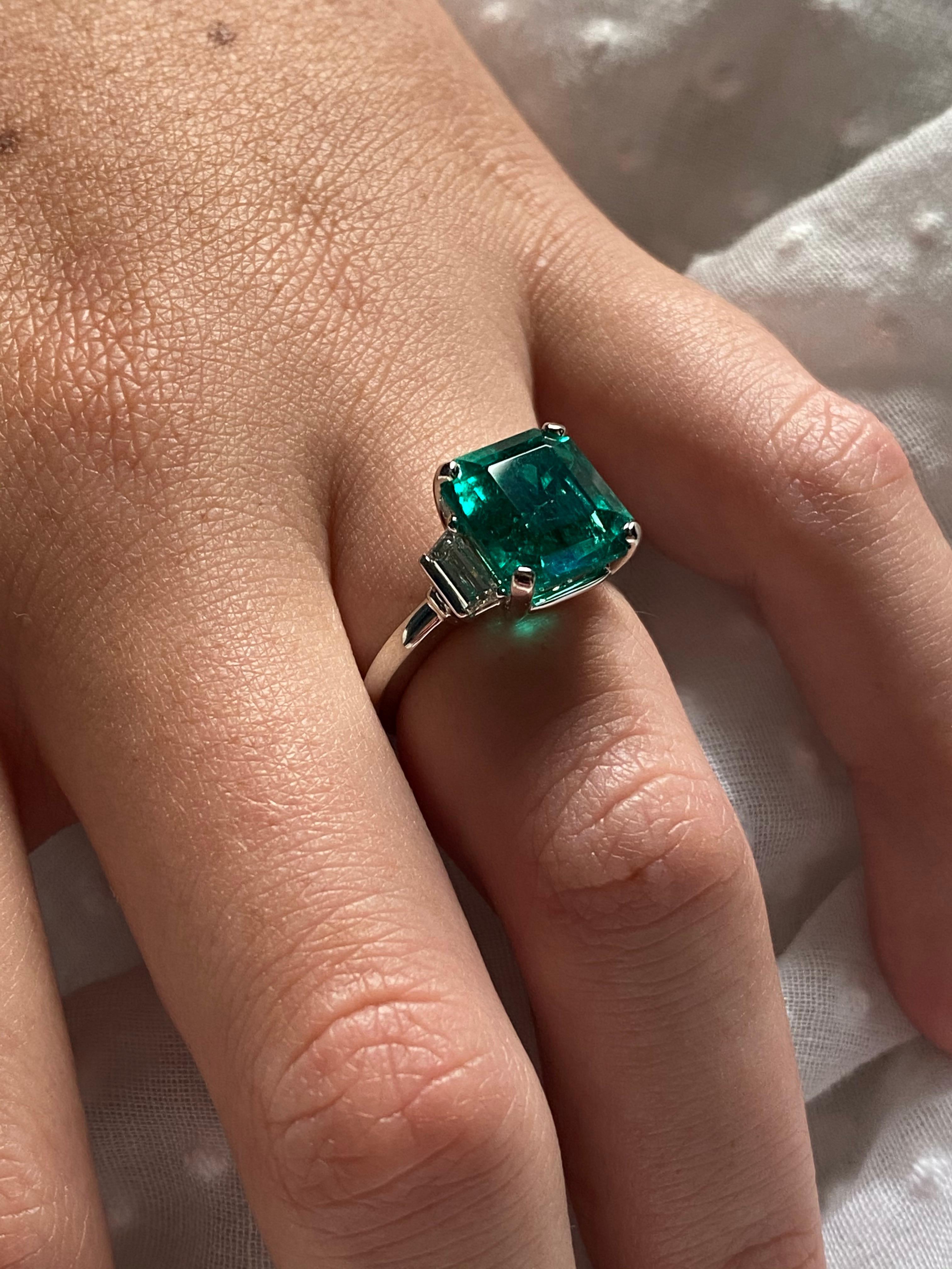 Gübelin Certified 4.52 Carat Colombian Emerald and Diamond Engagement Ring In New Condition In Berkeley, CA