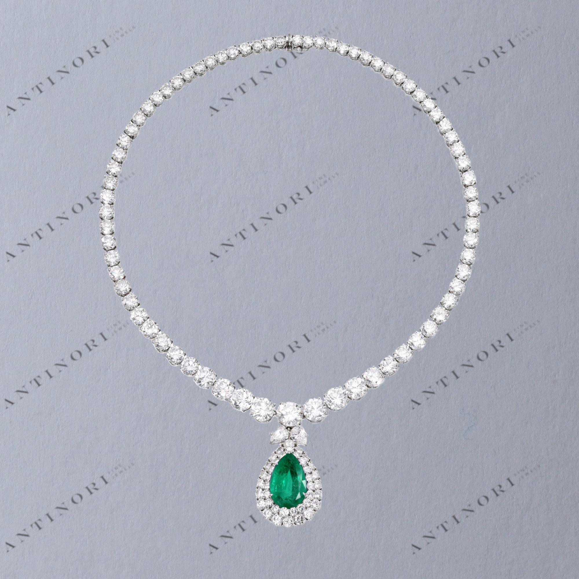 La collana in oro bianco 18 carati è disegnata come una rivière, con 73 diamanti rotondi del peso di circa 10 carati; 

con un pendente staccabile che racchiude uno smeraldo a forma di pera del peso di 7,24 carati, incorniciato da diamanti rotondi e