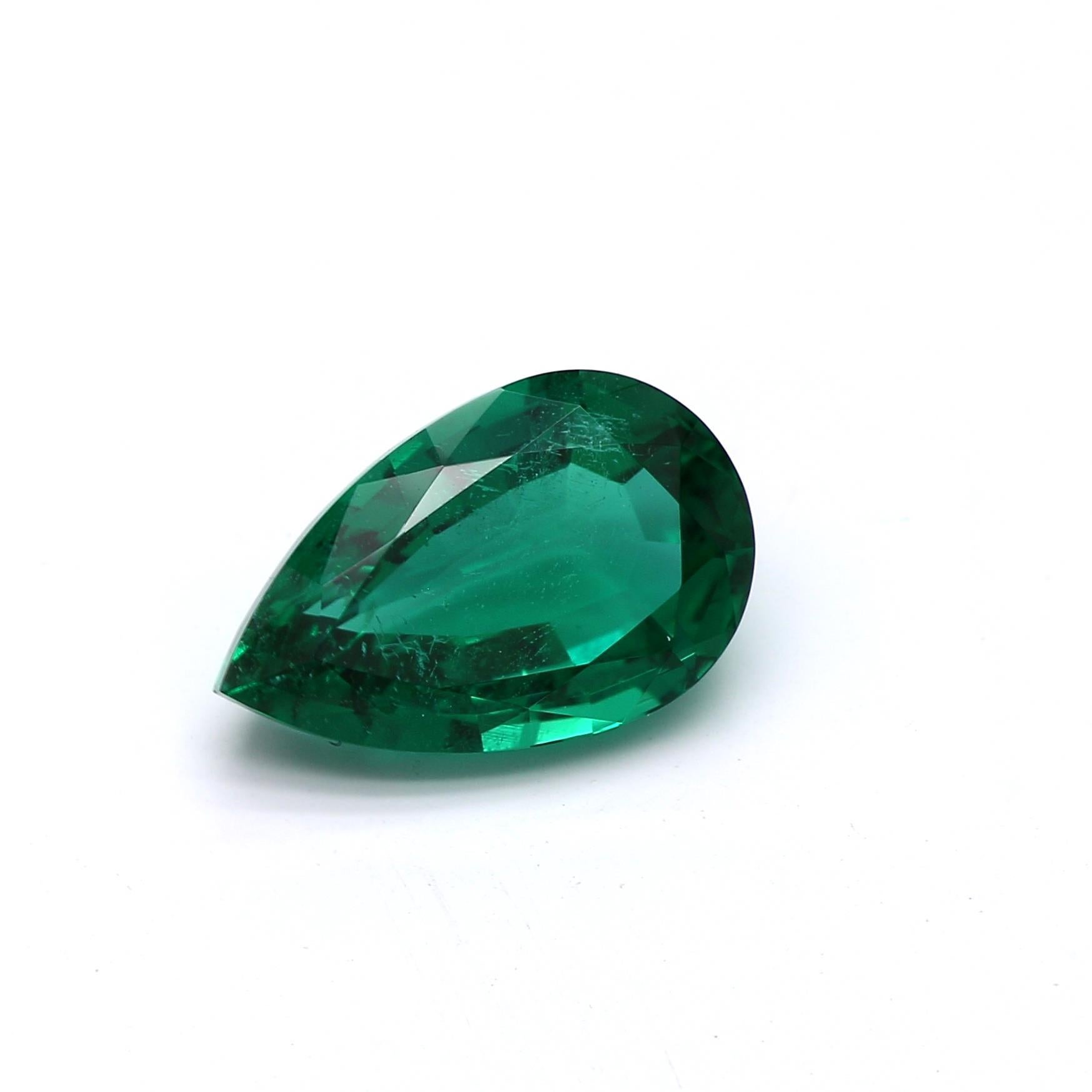 Taglio a goccia Collana in oro con diamante verde smeraldo naturale certificato Gubelin da 7,24 carati in vendita