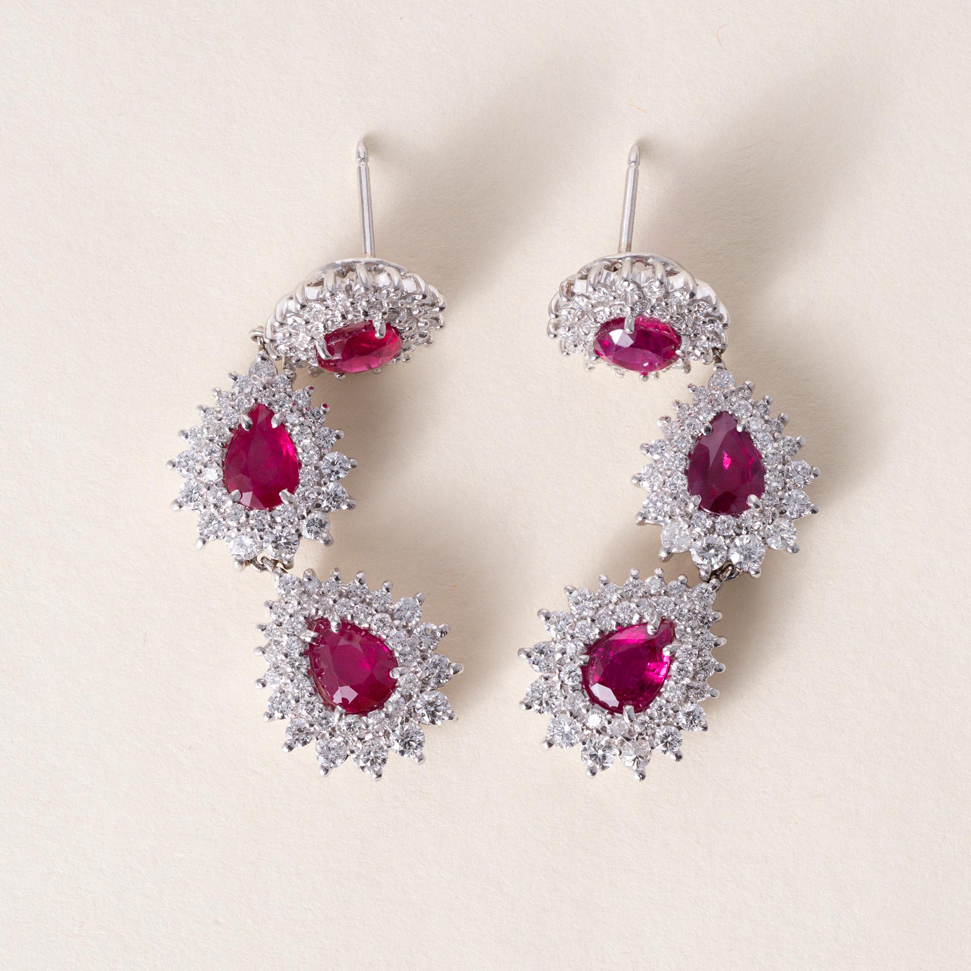 Taglio ovale Orecchini pendenti con diamanti e rubini da 7,50 carati certificati Gubelin in platino in vendita