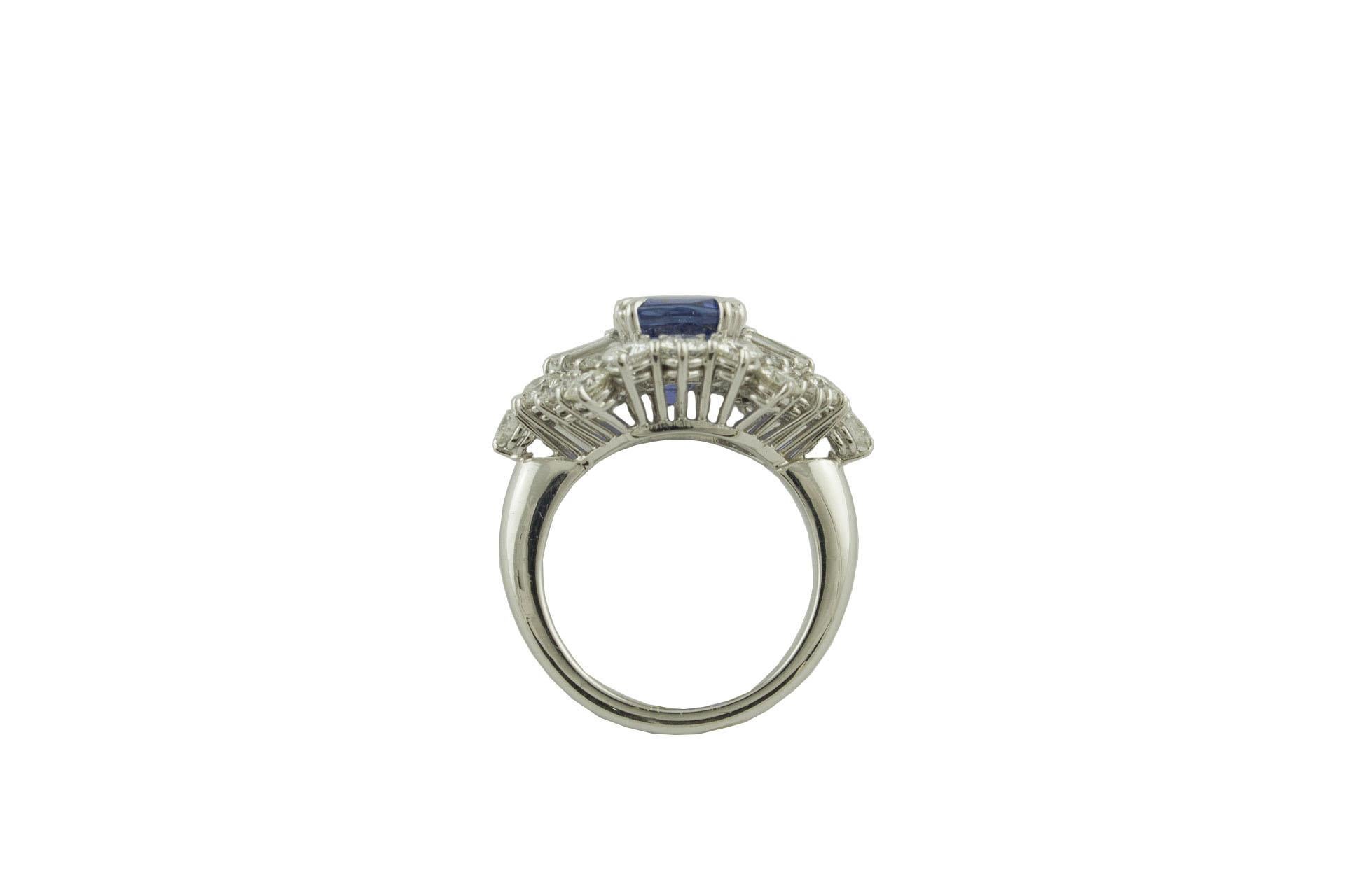 Gubelin Certified 7.86 Sri Lanka 'Ceylon' No Heat Sapphire Diamond Gold Ring Excellent état - En vente à Marcianise, Marcianise (CE)