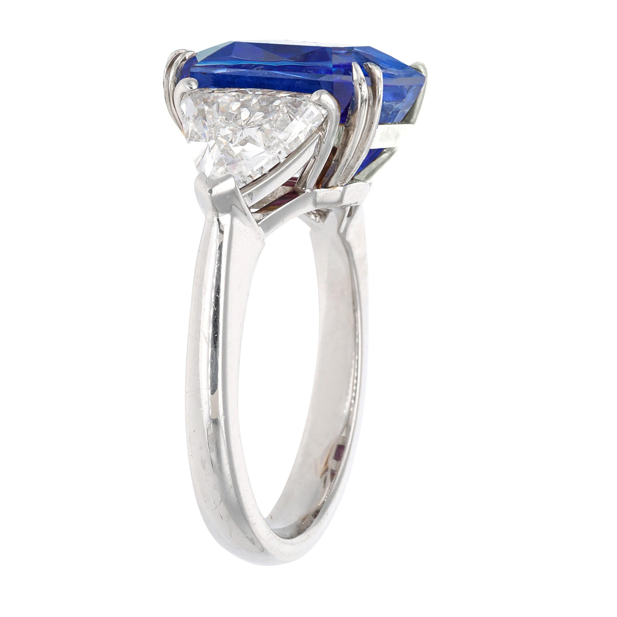 Modern GUBELIN Certified 9 Carat Blue Sapphire Diamond Ring For Sale
