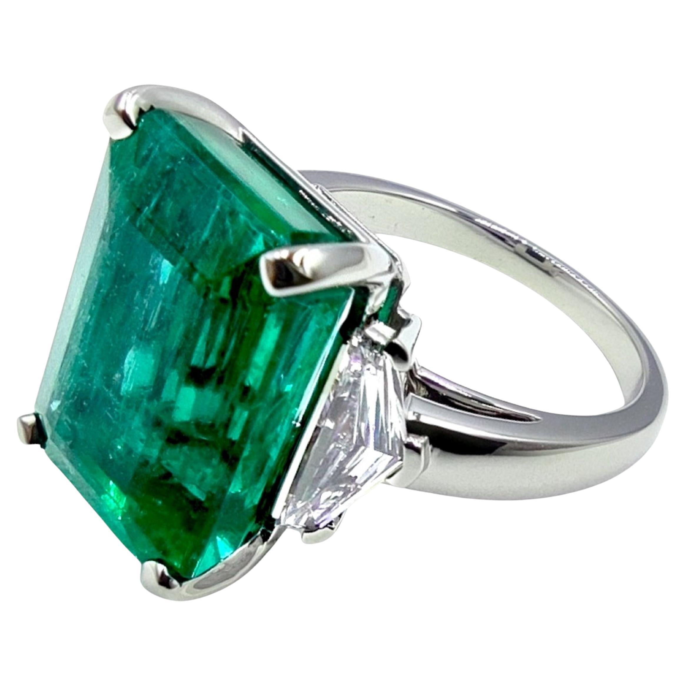 Der Mittelstein dieses in Italien handgefertigten Dreisteinrings von Antinori di Sanpietro ROMA, ein Smaragd von 9,41 Karat, wurde für seine außergewöhnliche Schönheit und seine Eigenschaften mit einem Gubelin Gemmological Profile Certification
