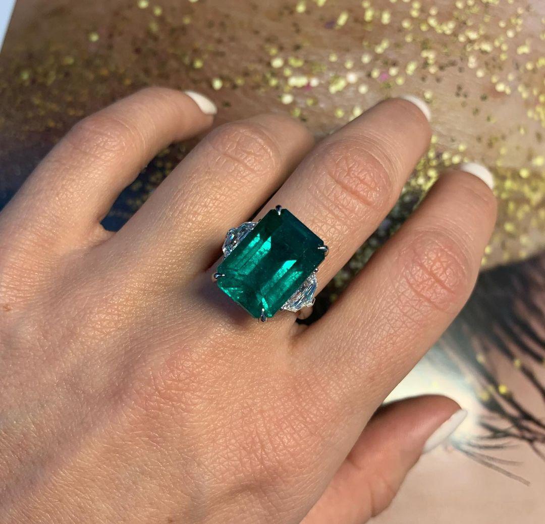Modern Gubelin Certified 9.41 Carat Green Emerald Diamond Solitaire Platinum Ring For Sale