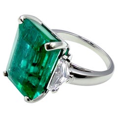 Gubelin Certified 9.41 Carat Green Emerald Diamond Solitaire Platinum Ring