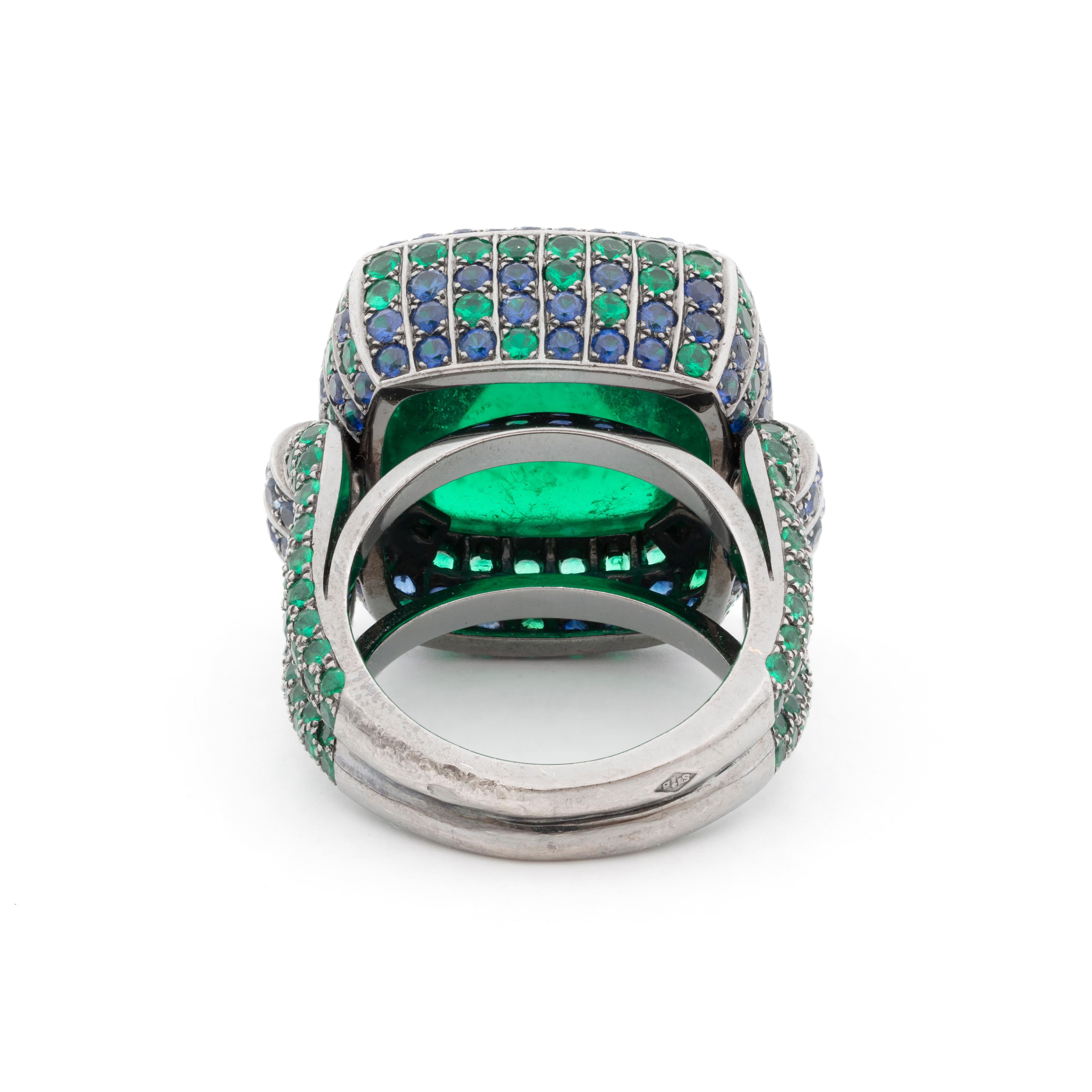 Gubelin Certified Boucheron 14.17 kt Colombian Sugarloaf Emerald & Sapphire Ring In Excellent Condition In London, GB