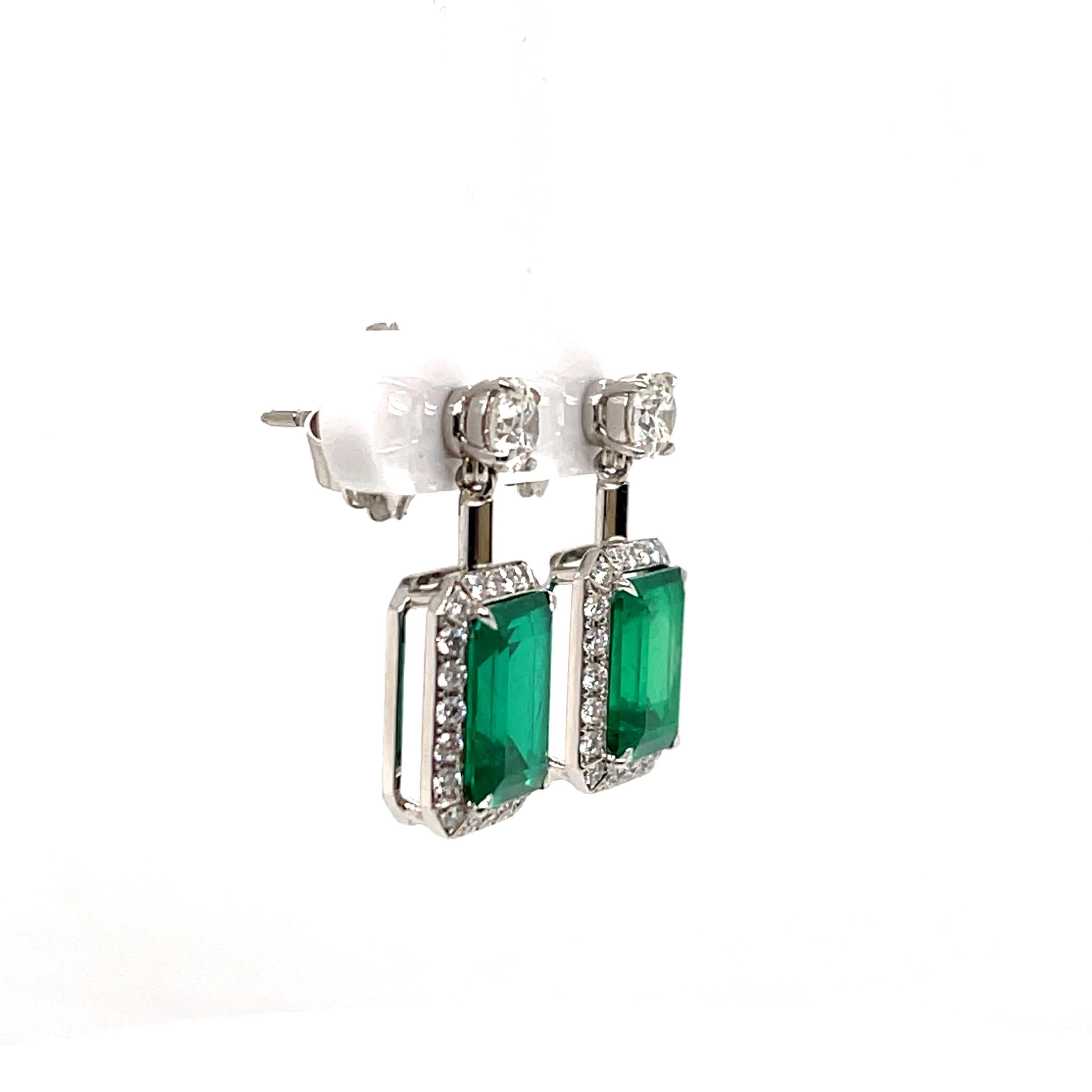 Des émeraudes de Colombie d'un vert éclatant et des diamants blancs étincelants sont toujours une excellente combinaison, et cette paire de boucles d'oreilles contemporaines en est le parfait exemple.  C'est le vert riche et chaud qui rend les