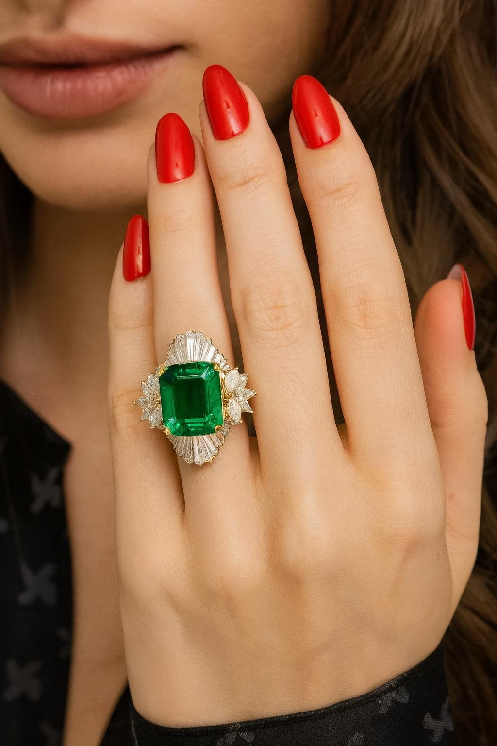 Modern Gubelin Certified Colombian Emerald Diamond Platinum Ring For Sale