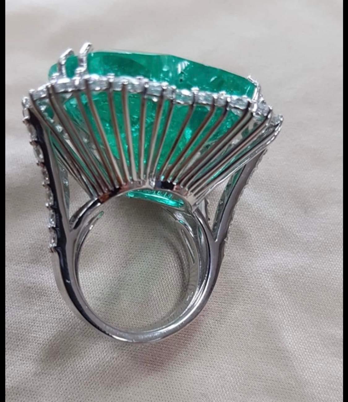 So unforgettable heart cut Colombia emerald 51,00 carats on 18k gold ring with round cut brilliant diamonds 💎.
Exceptional quality and clarity.
Come with important AIG gemological report.
Value over 1000,000,000 euro.