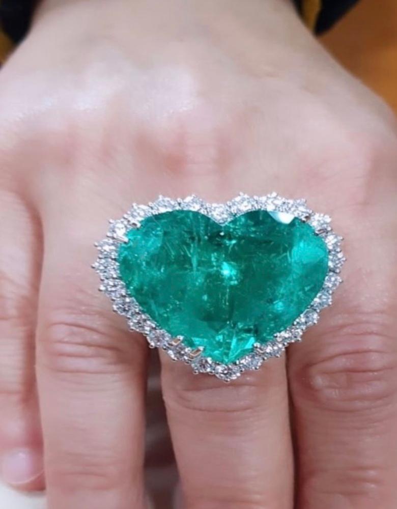 Contemporary AIG Certified Ct 51 of Colombia Emerald on Ring For Sale
