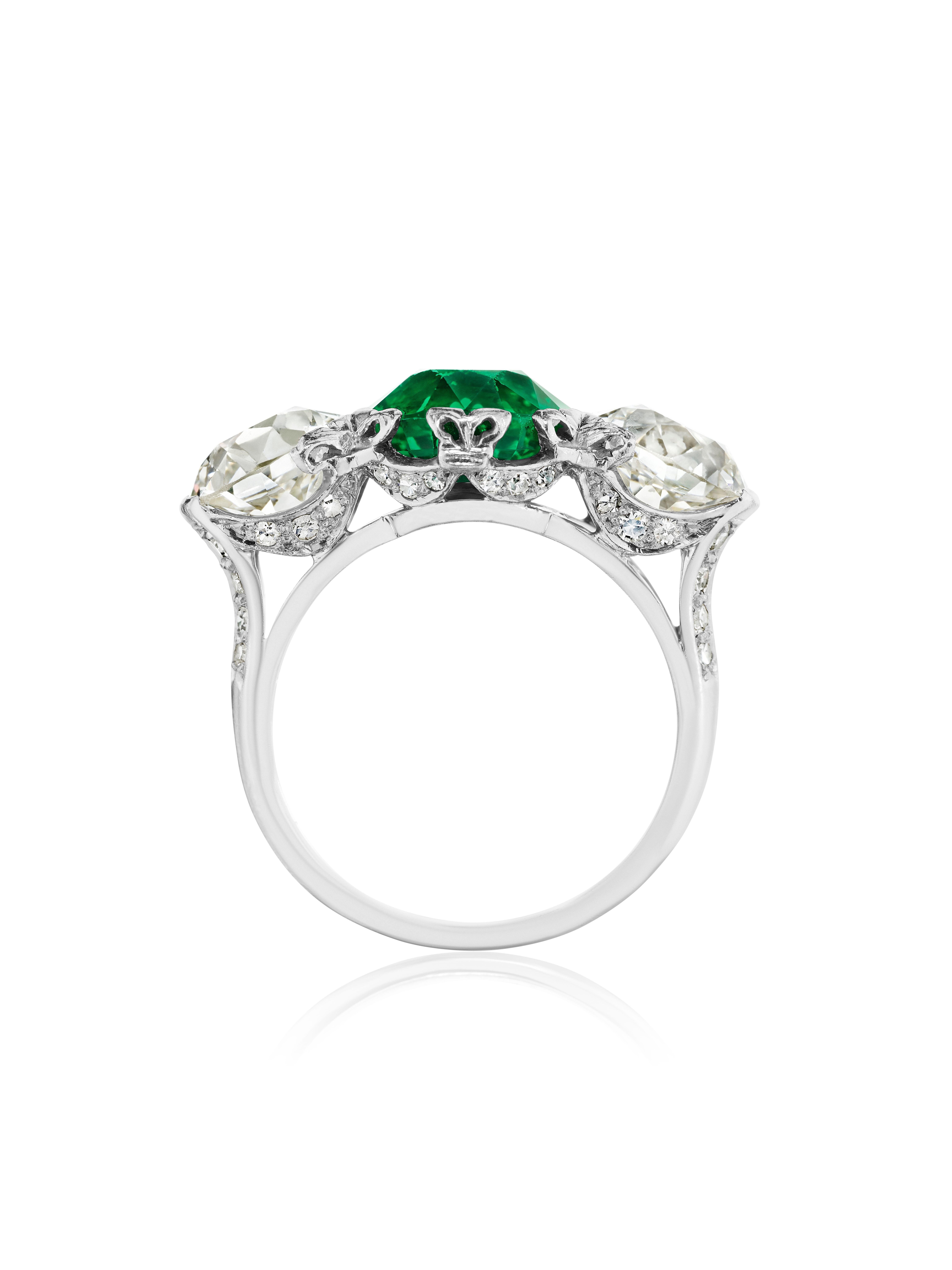Ultra Rare Gubelin und GIA zertifiziert natürlichen Smaragd und Diamant-Ring.  3,38 Karat Smaragd im Brillantschliff, kolumbianischer Herkunft.  Zwei runde Diamanten im alten europäischen Schliff an den Seiten, 4,14 Karat (Gesamtgewicht). 