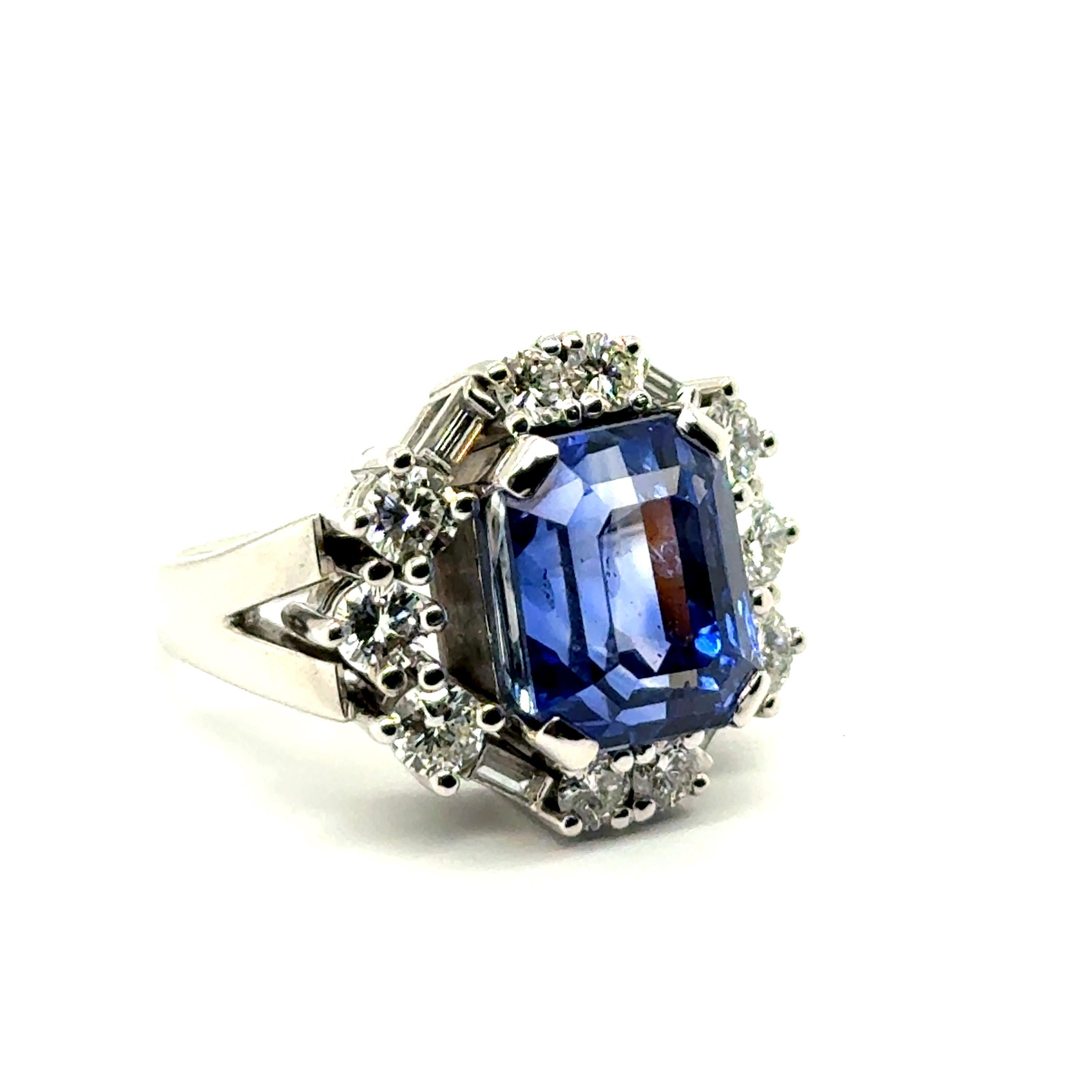 Gübelin Certified Sri Lanka NTE Sapphire Ring with Diamonds in 18 Karat Gold For Sale 4