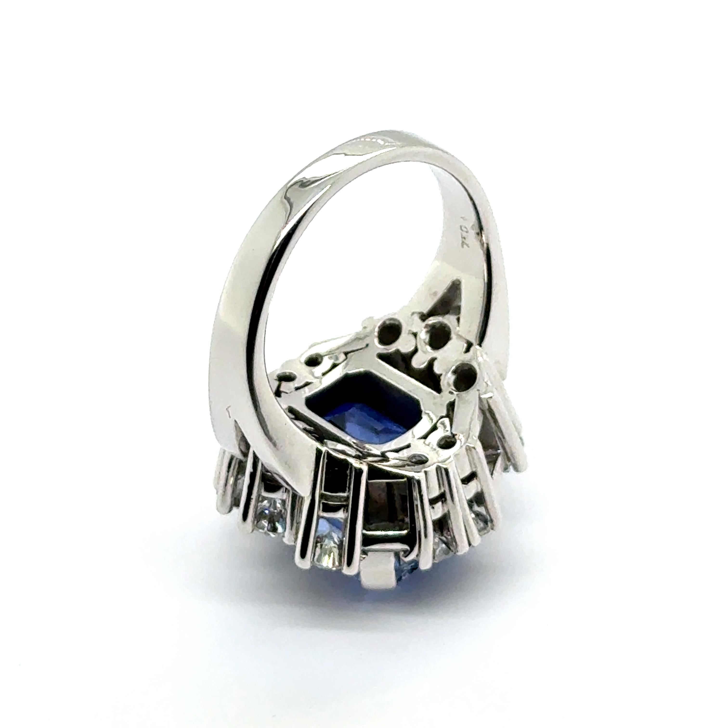 Gübelin Certified Sri Lanka NTE Sapphire Ring with Diamonds in 18 Karat Gold For Sale 5
