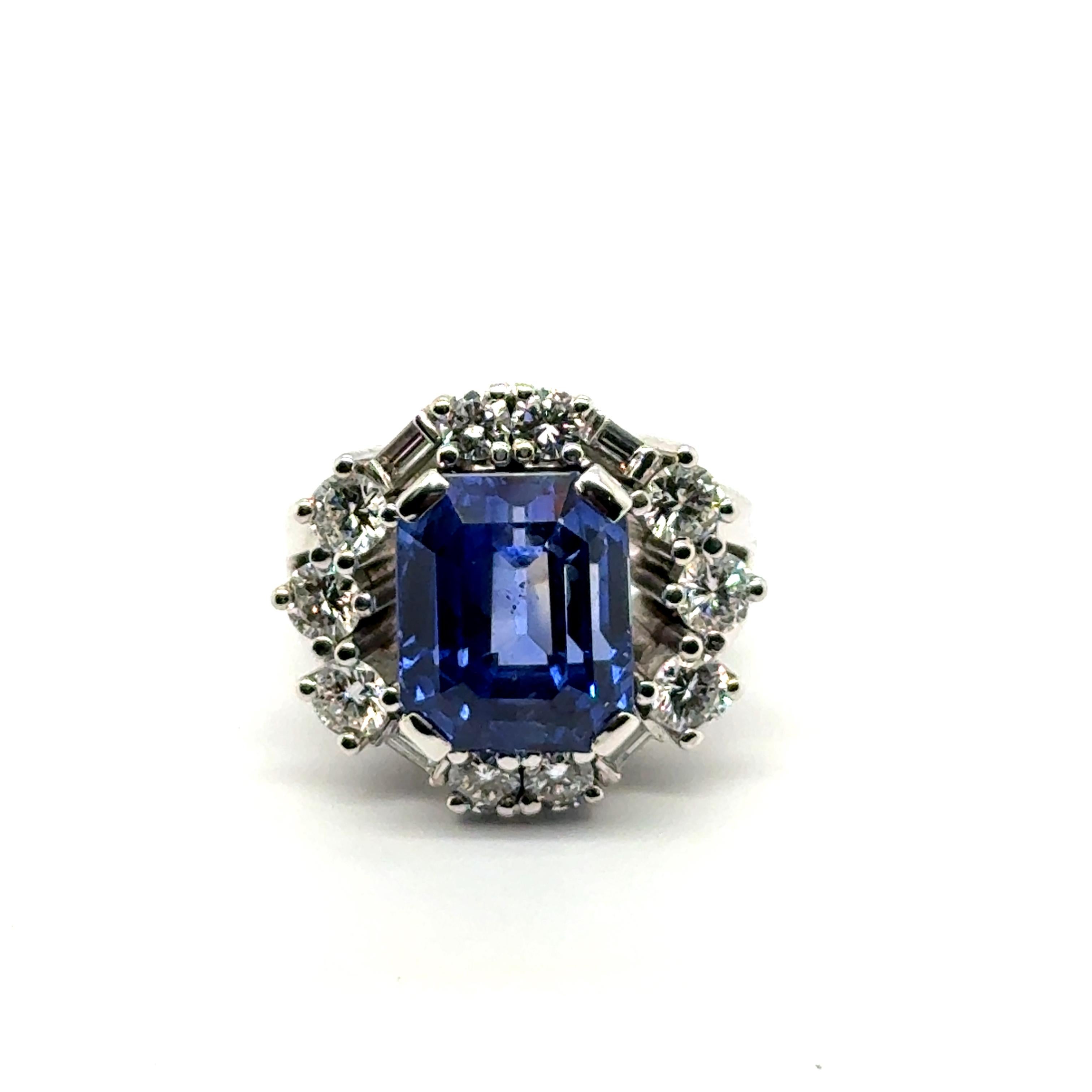 Gübelin Certified Sri Lanka NTE Sapphire Ring with Diamonds in 18 Karat Gold For Sale 6