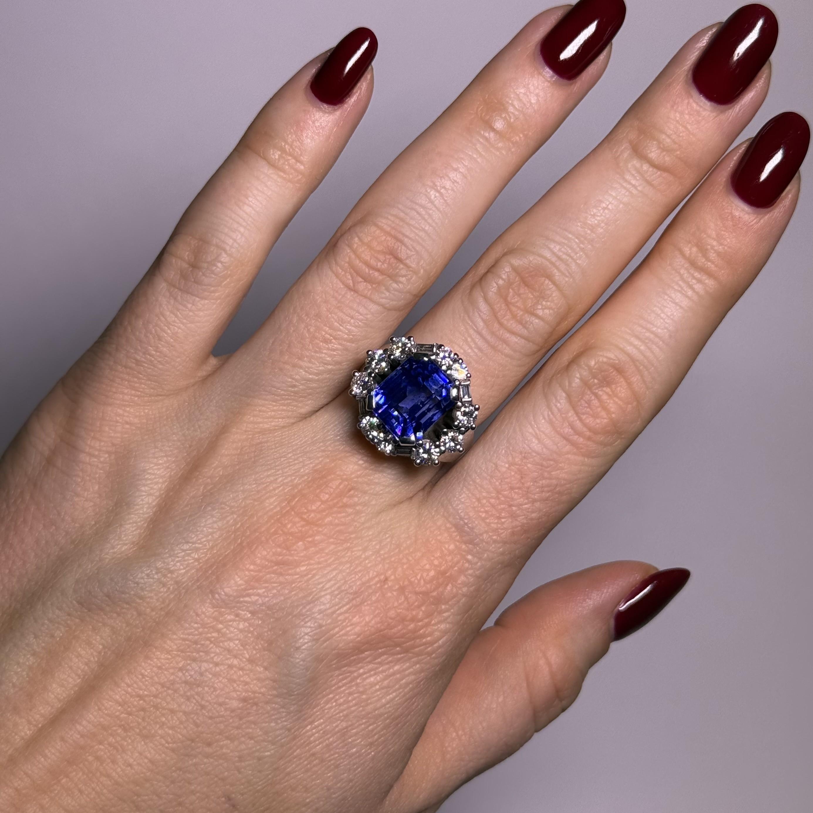 Gübelin Certified Sri Lanka NTE Sapphire Ring with Diamonds in 18 Karat Gold For Sale 7