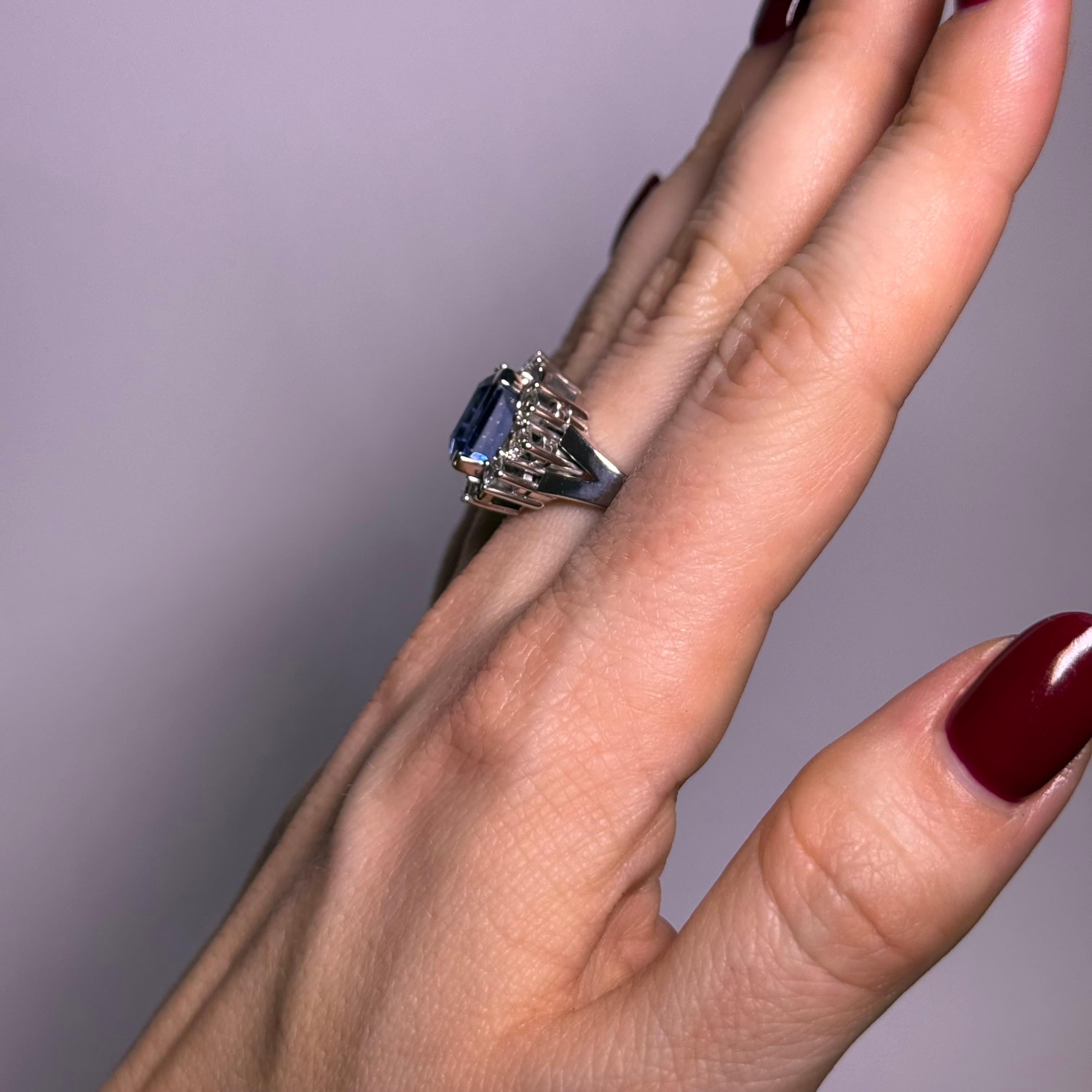 Gübelin Certified Sri Lanka NTE Sapphire Ring with Diamonds in 18 Karat Gold For Sale 8