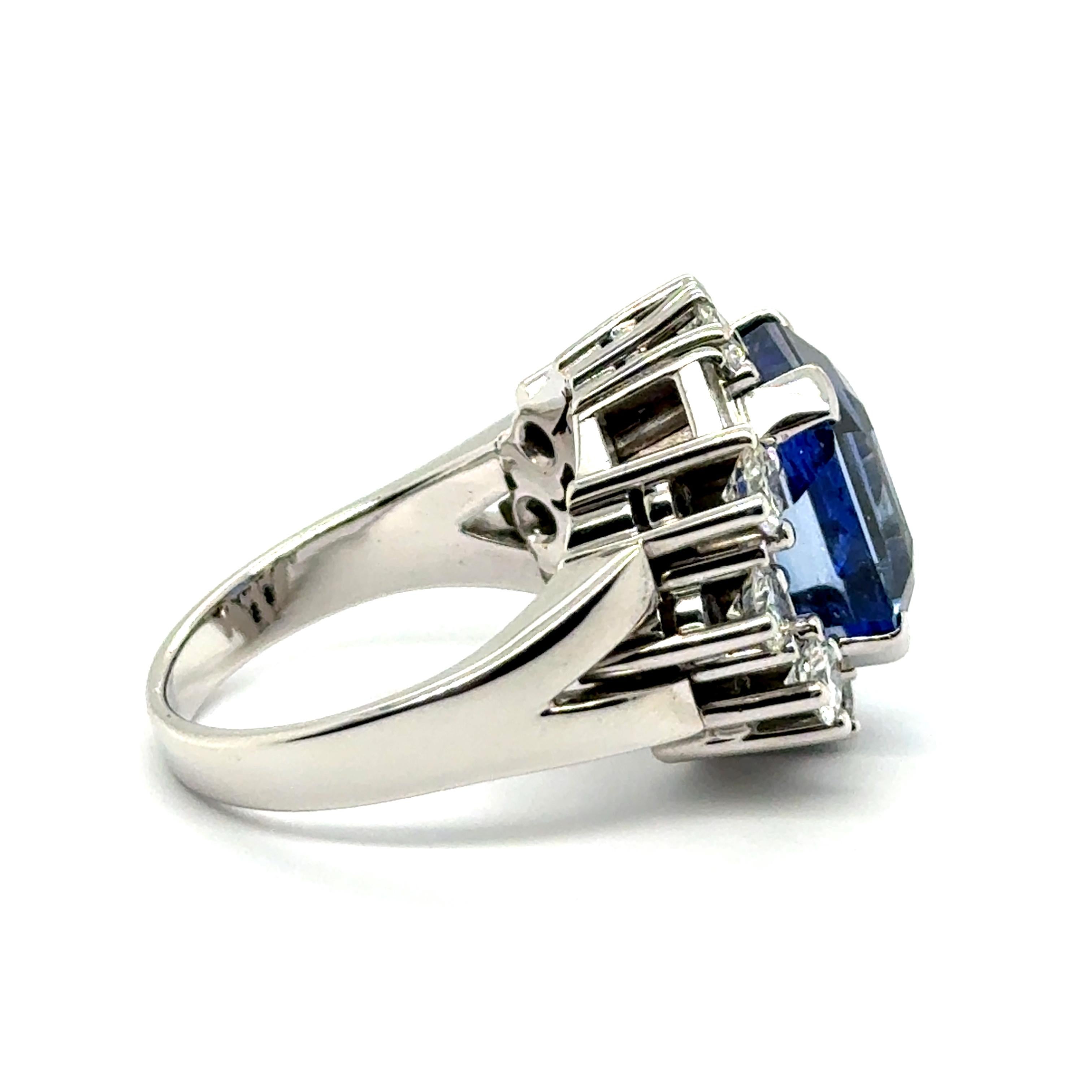 Modern Gübelin Certified Sri Lanka NTE Sapphire Ring with Diamonds in 18 Karat Gold For Sale