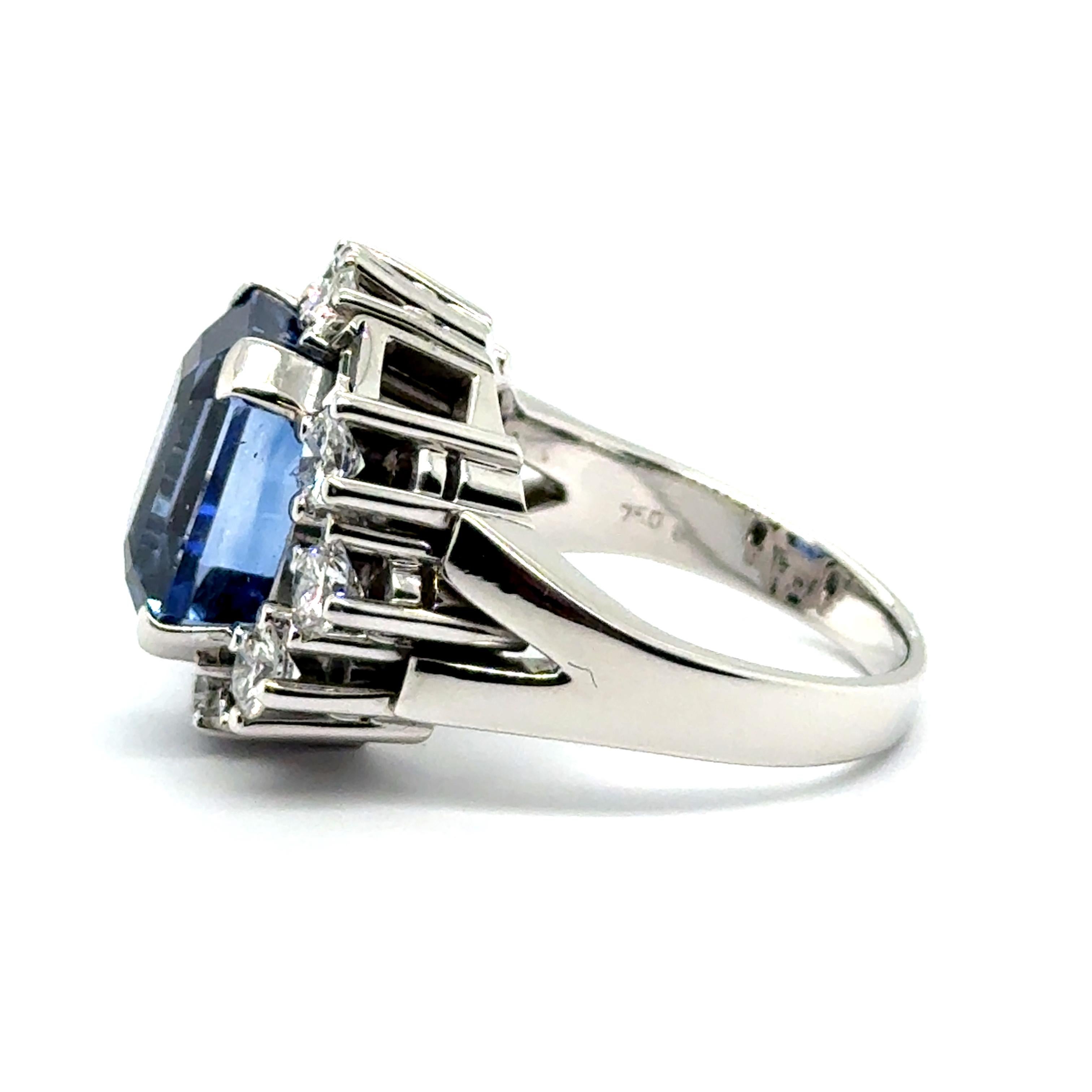 Women's or Men's Gübelin Certified Sri Lanka NTE Sapphire Ring with Diamonds in 18 Karat Gold For Sale