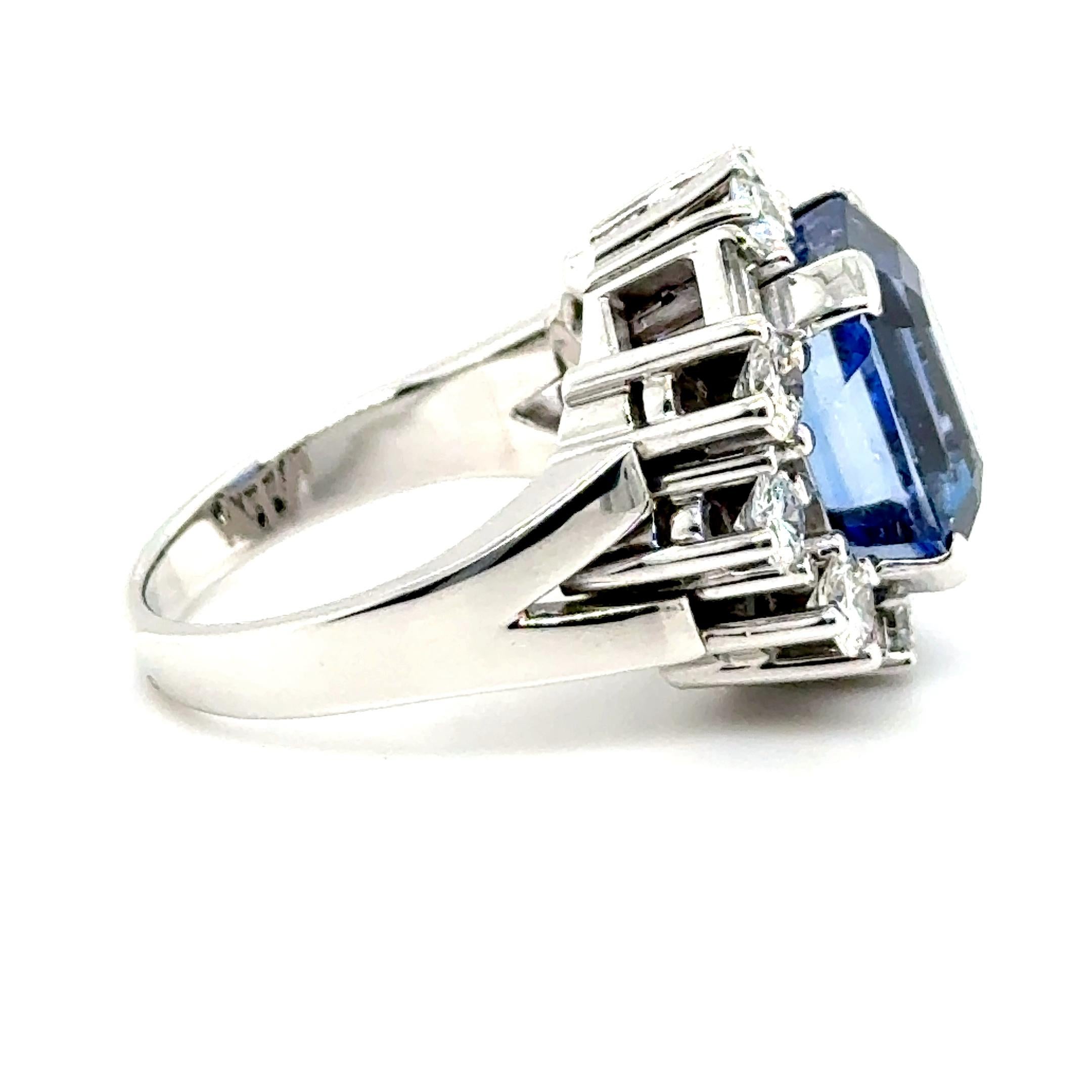 Gübelin Certified Sri Lanka NTE Sapphire Ring with Diamonds in 18 Karat Gold For Sale 1