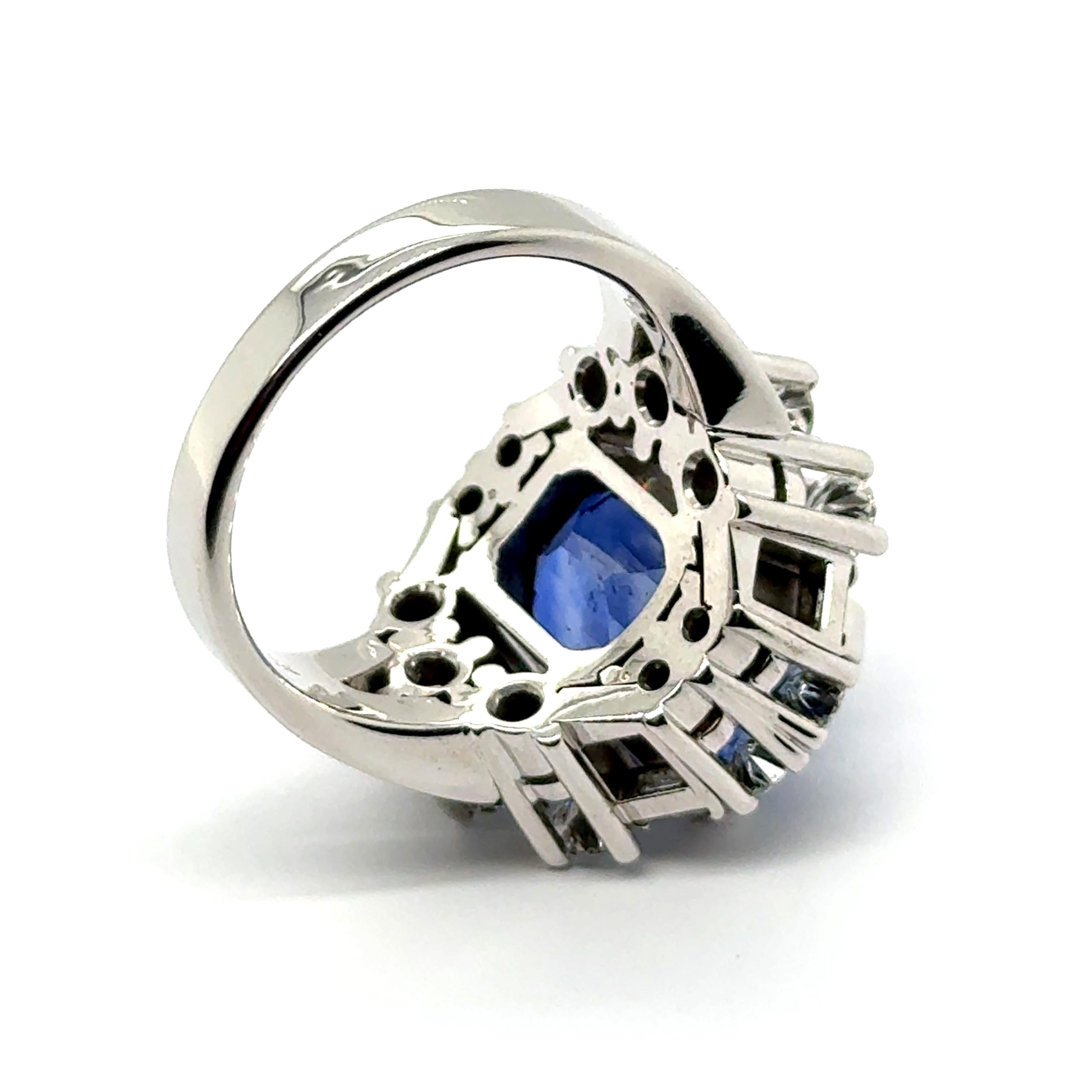 Gübelin Certified Sri Lanka NTE Sapphire Ring with Diamonds in 18 Karat Gold For Sale 2